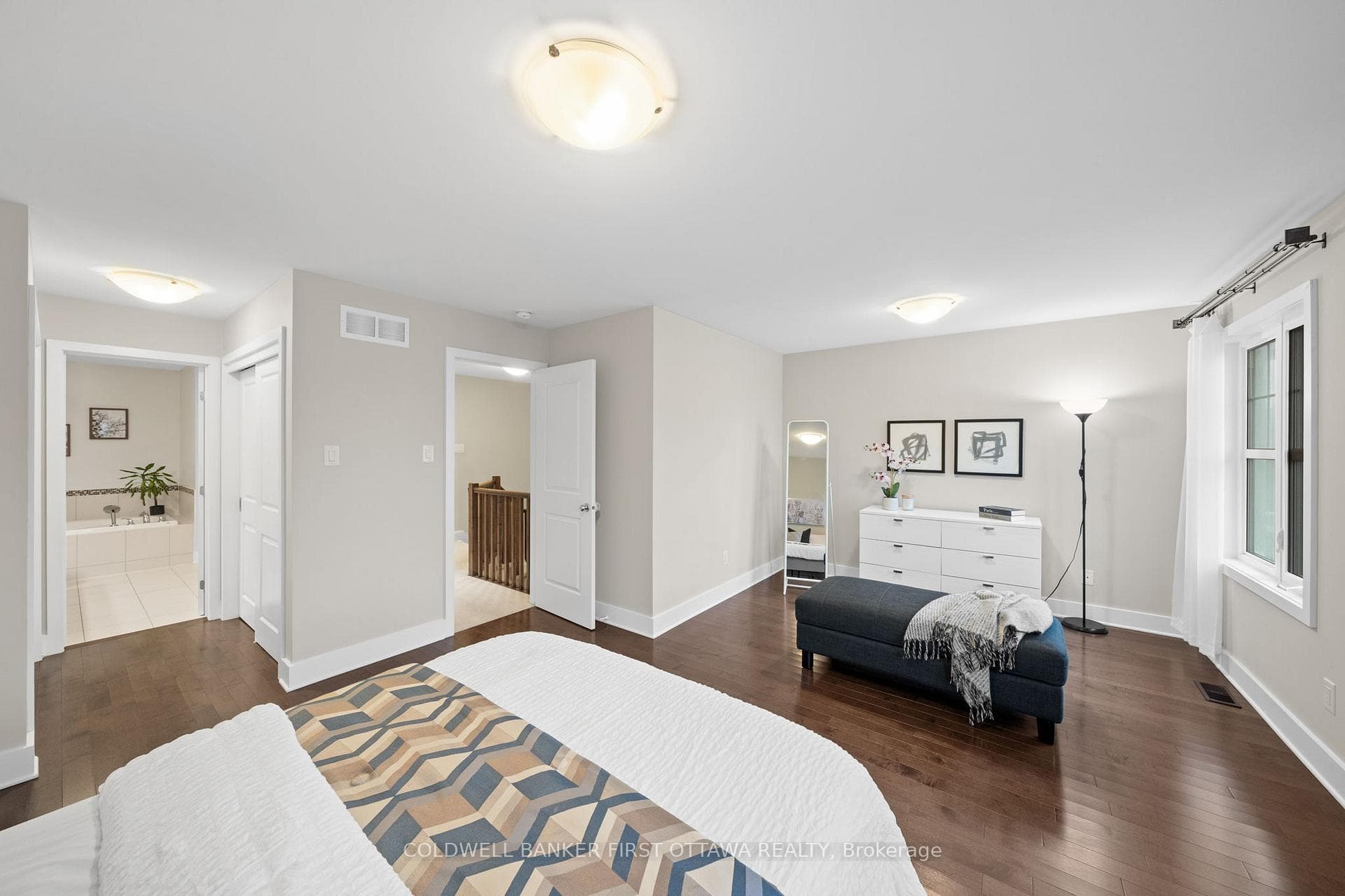 278 Fergus Crescent photo 18