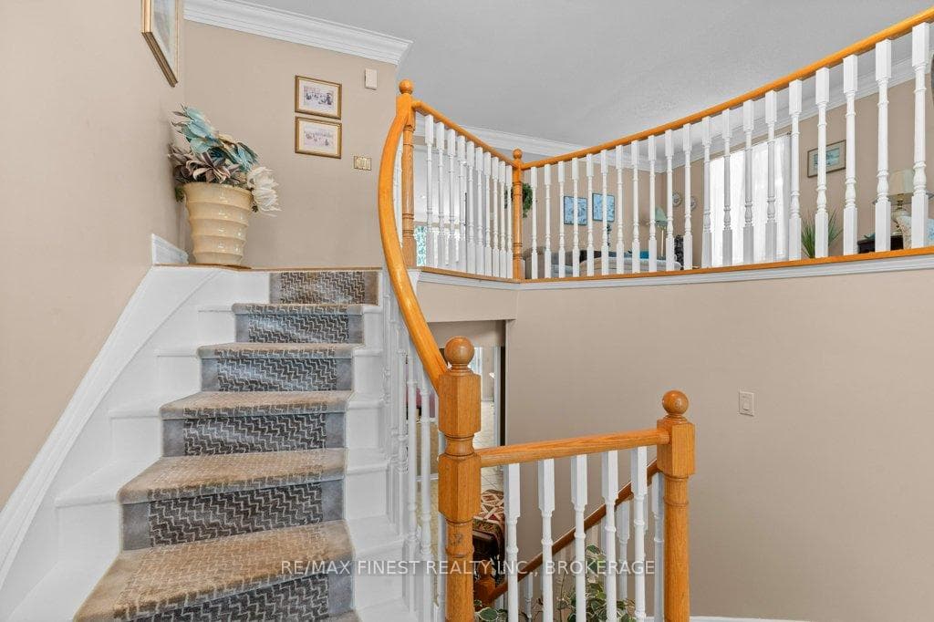 2154 Arne Crescent photo 8