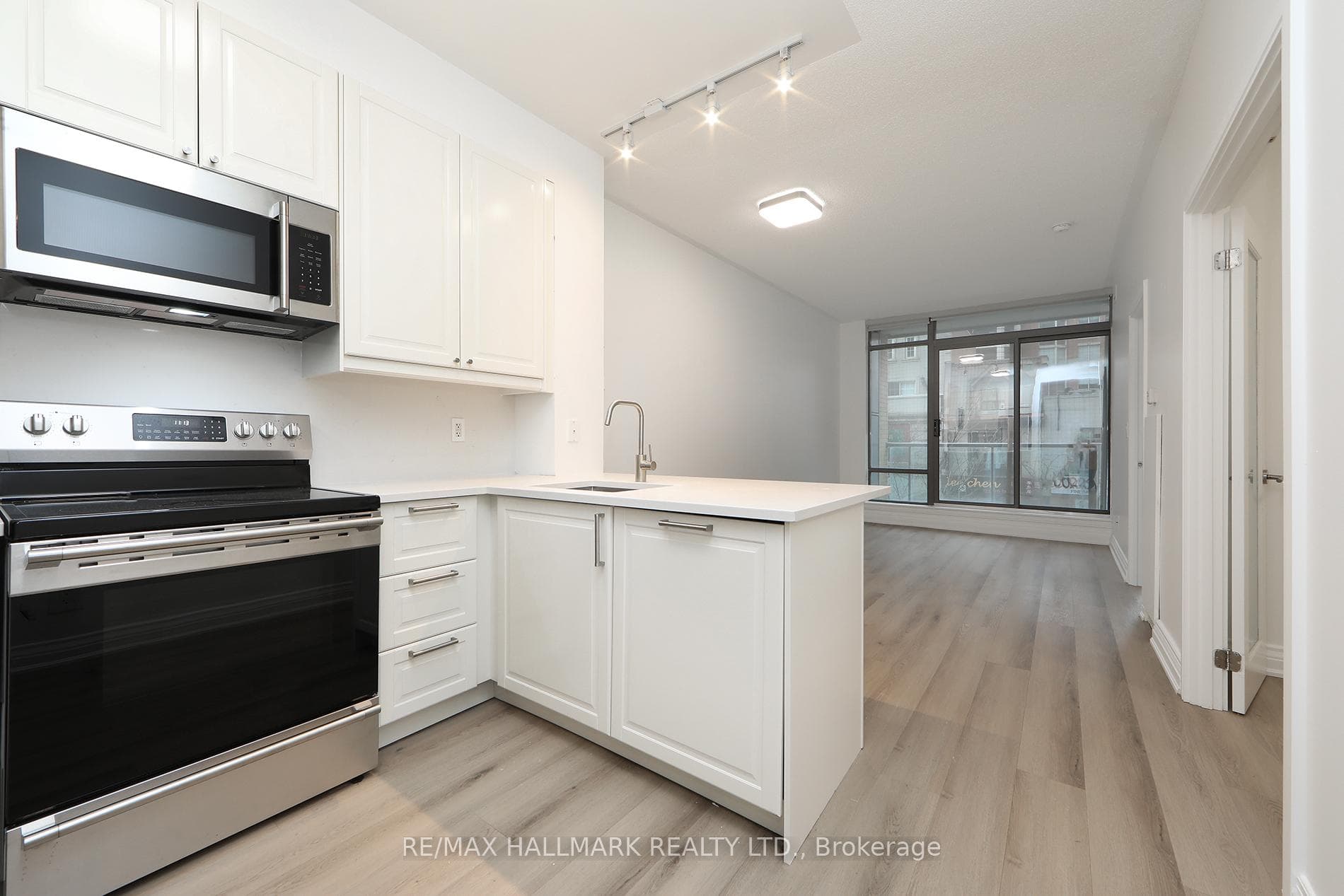 18 Yorkville Avenue Unit 214 photo 1