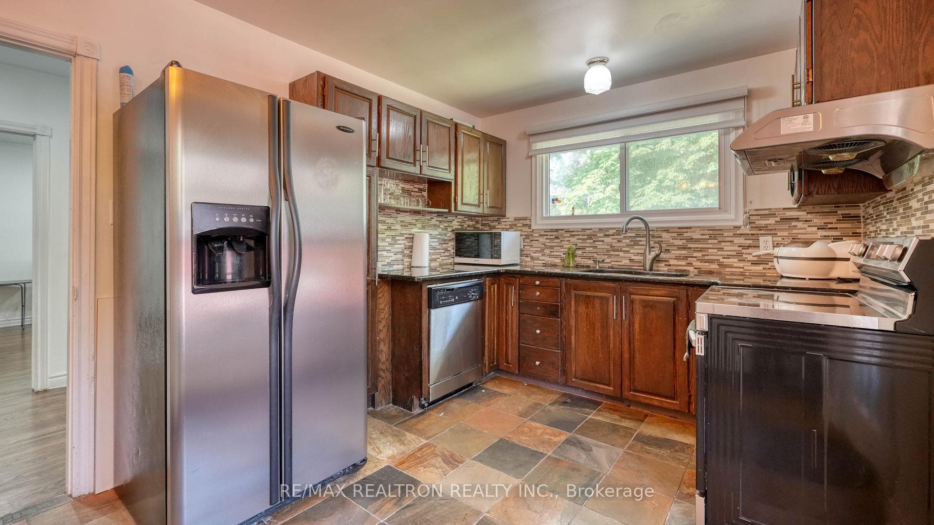 579 Pinewood Street photo 18