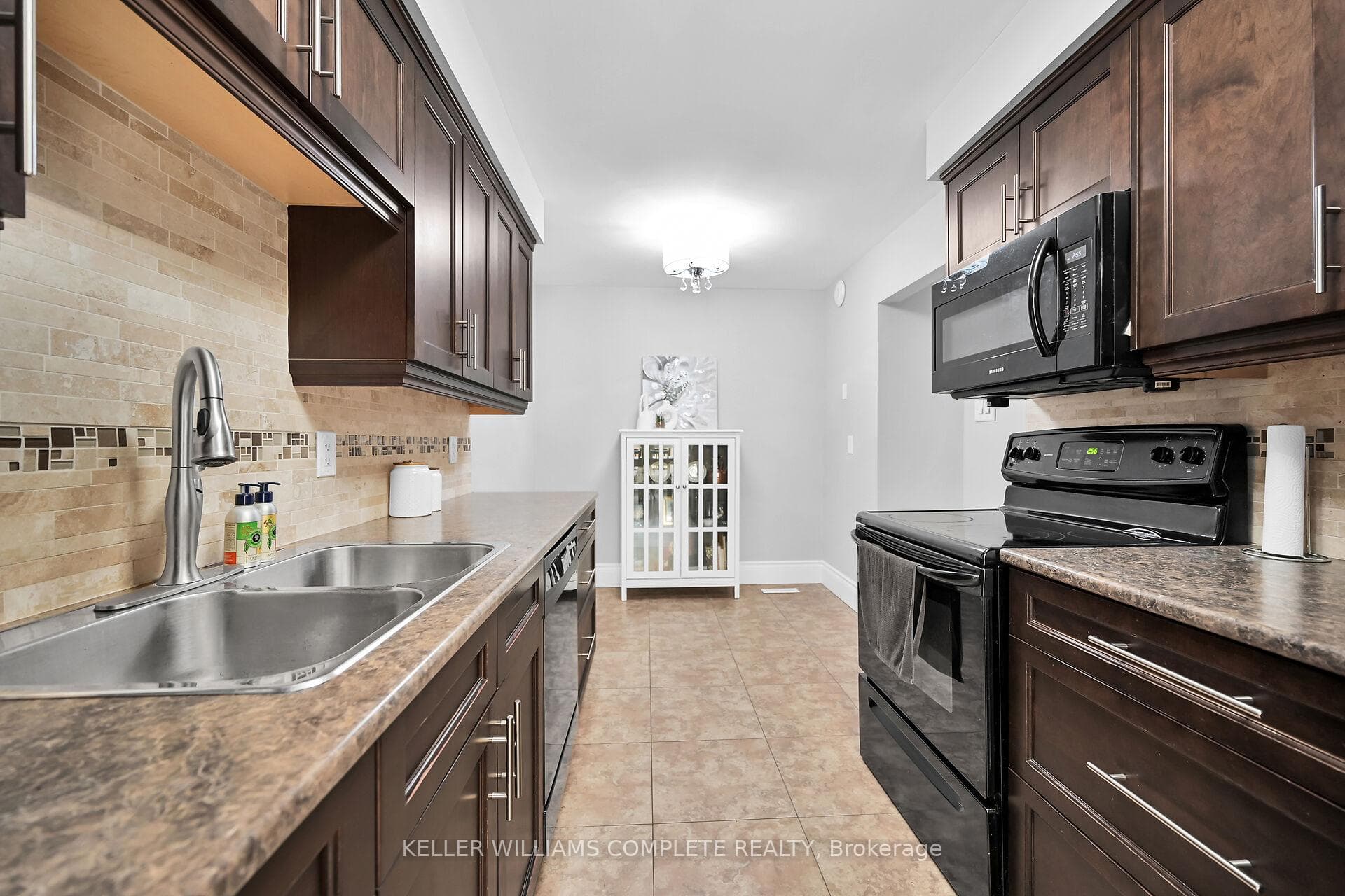 1550 Newlands Crescent Unit 10 photo 9