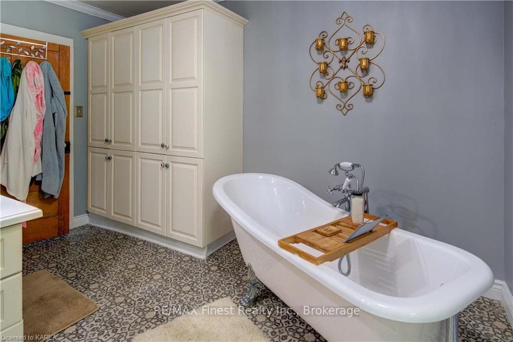 4895 WALLACE Road photo 41