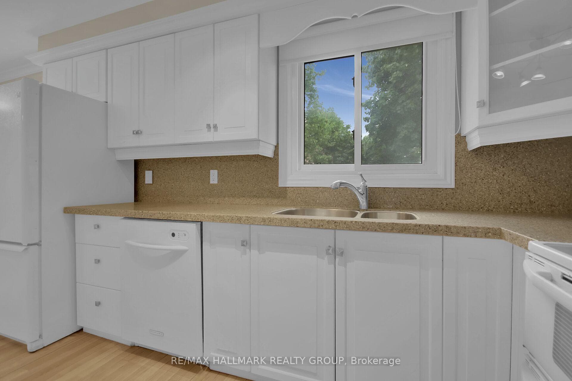 30 Brodeur Crescent photo 13