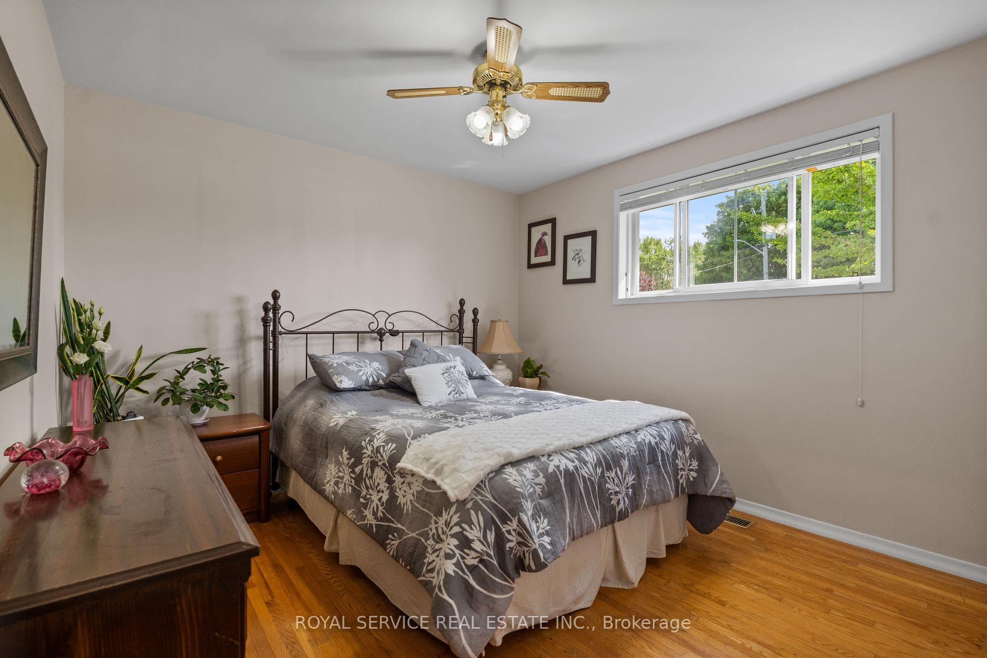 664 Hayden Crescent photo 17