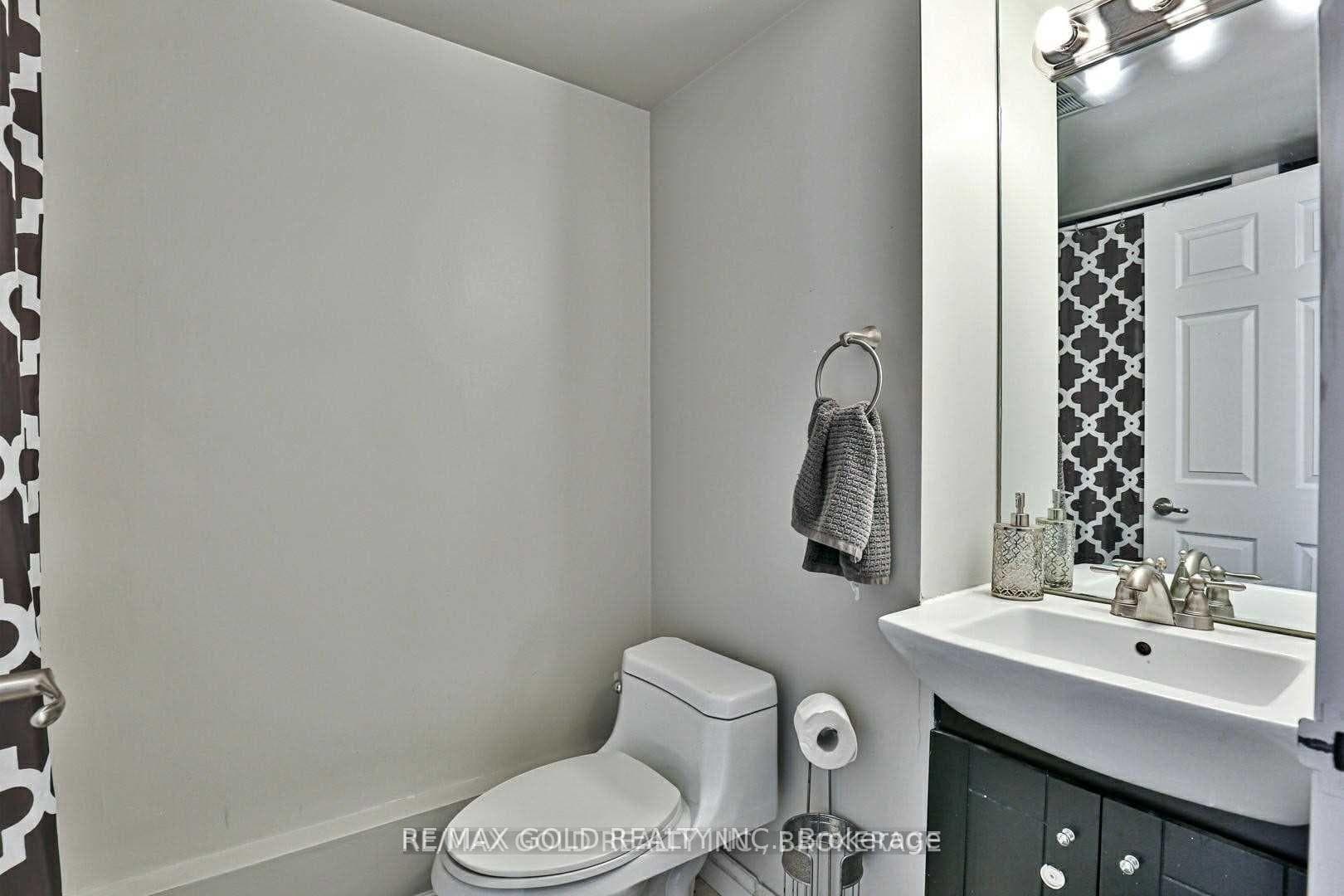 736 Bay Street Unit 710 photo 22