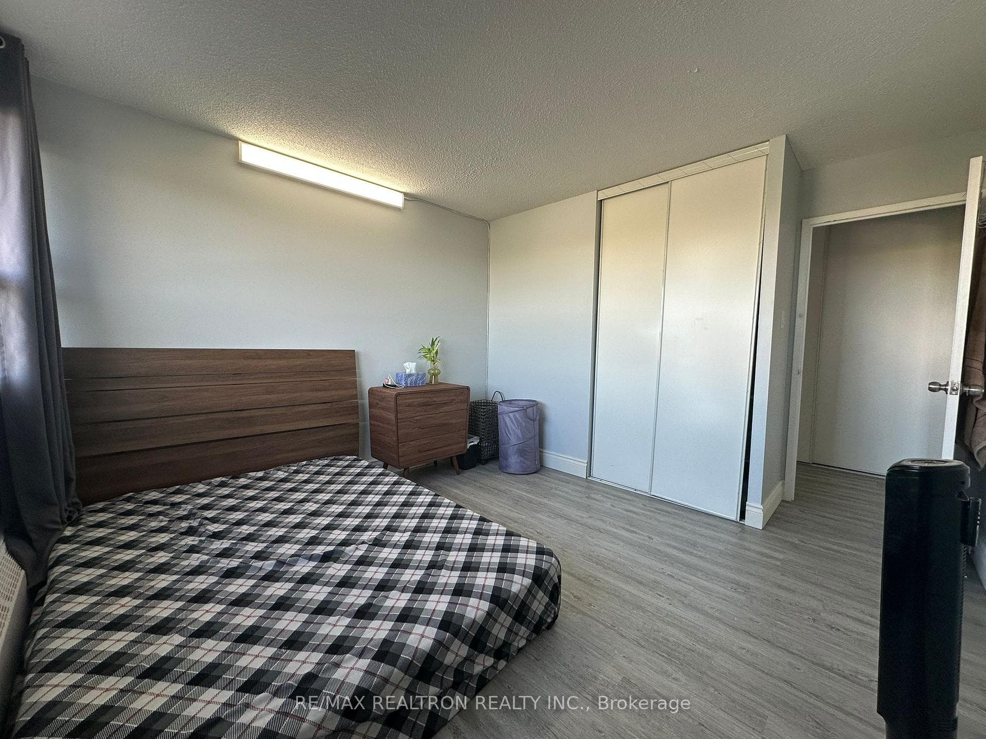 100 Leeward Glenway Unit 1401 photo 12