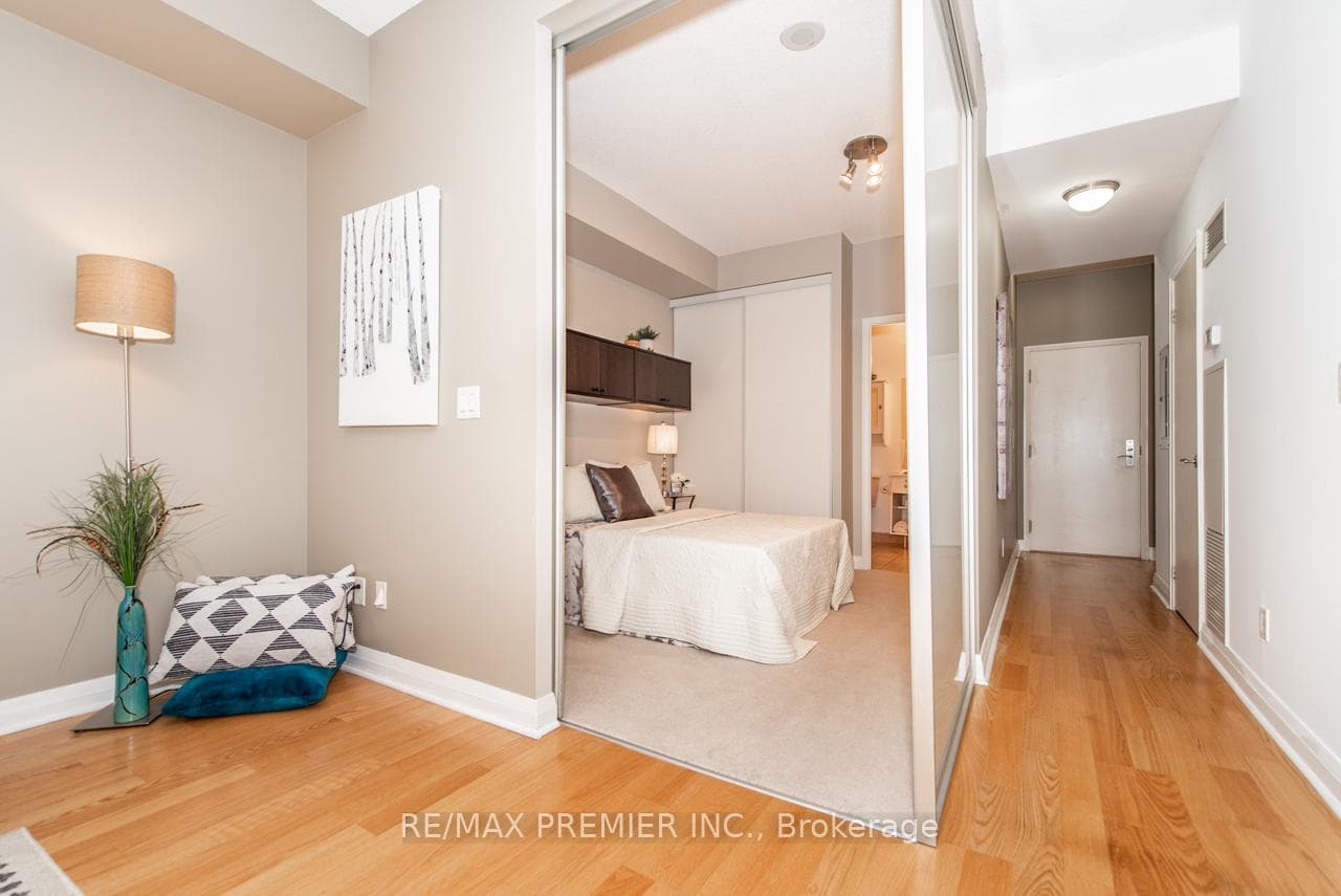 220 Victoria Street Unit 705 photo 6
