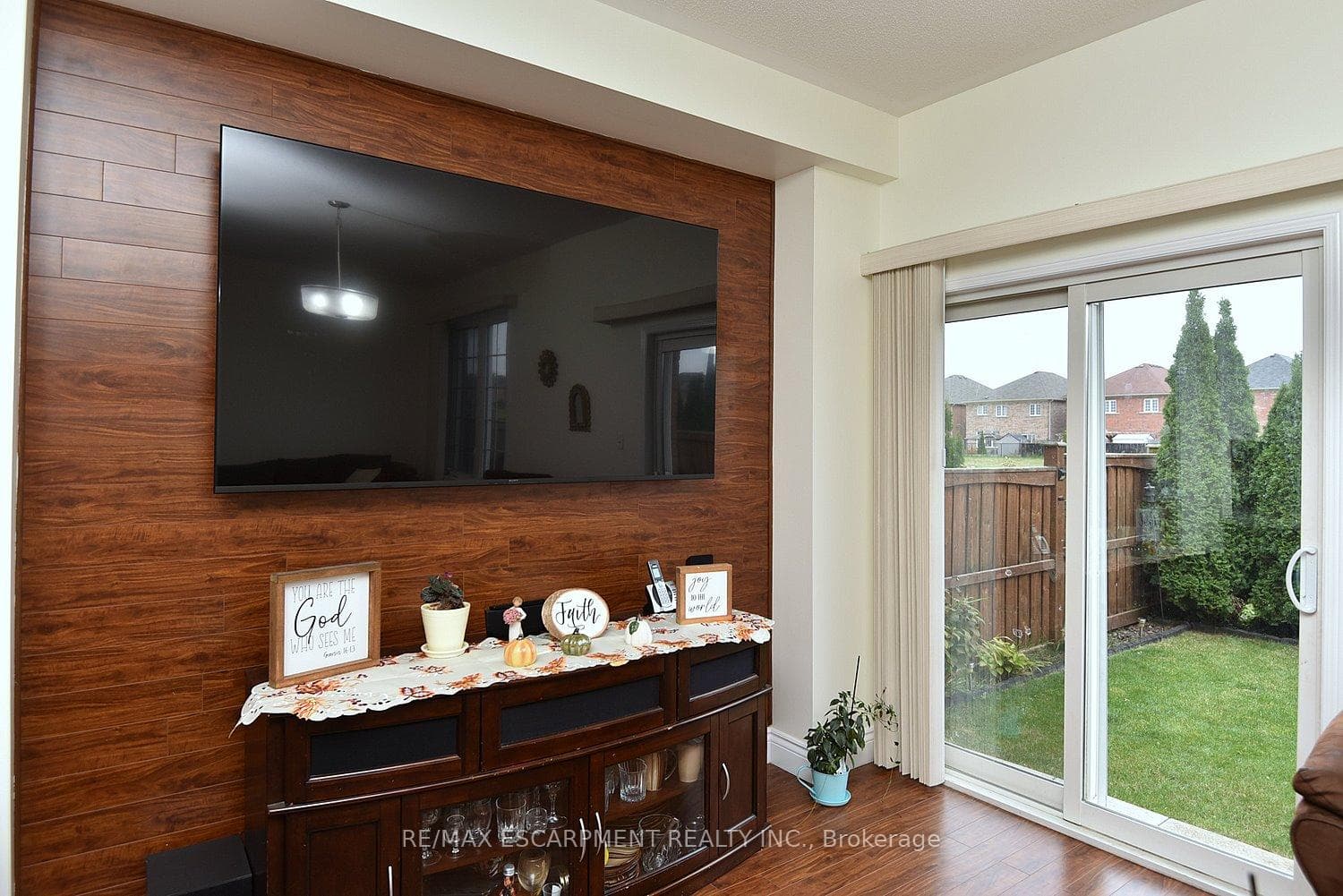 670 Lott Crescent photo 19