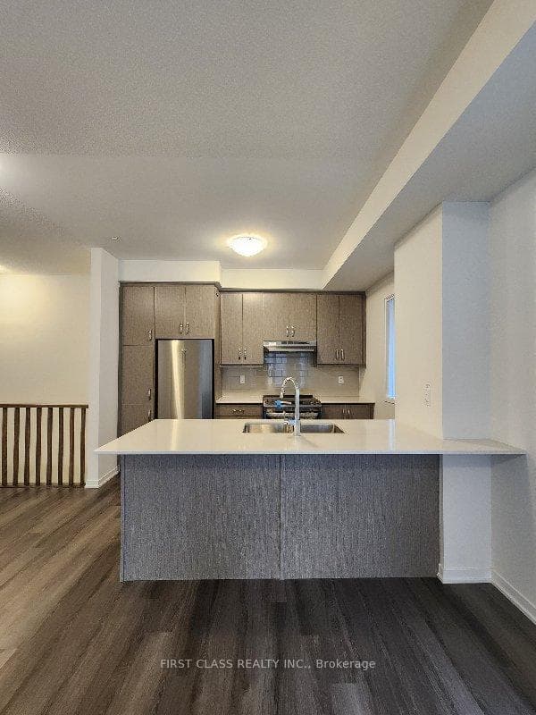 140 Honeycrisp Crescent Unit 290 photo 3