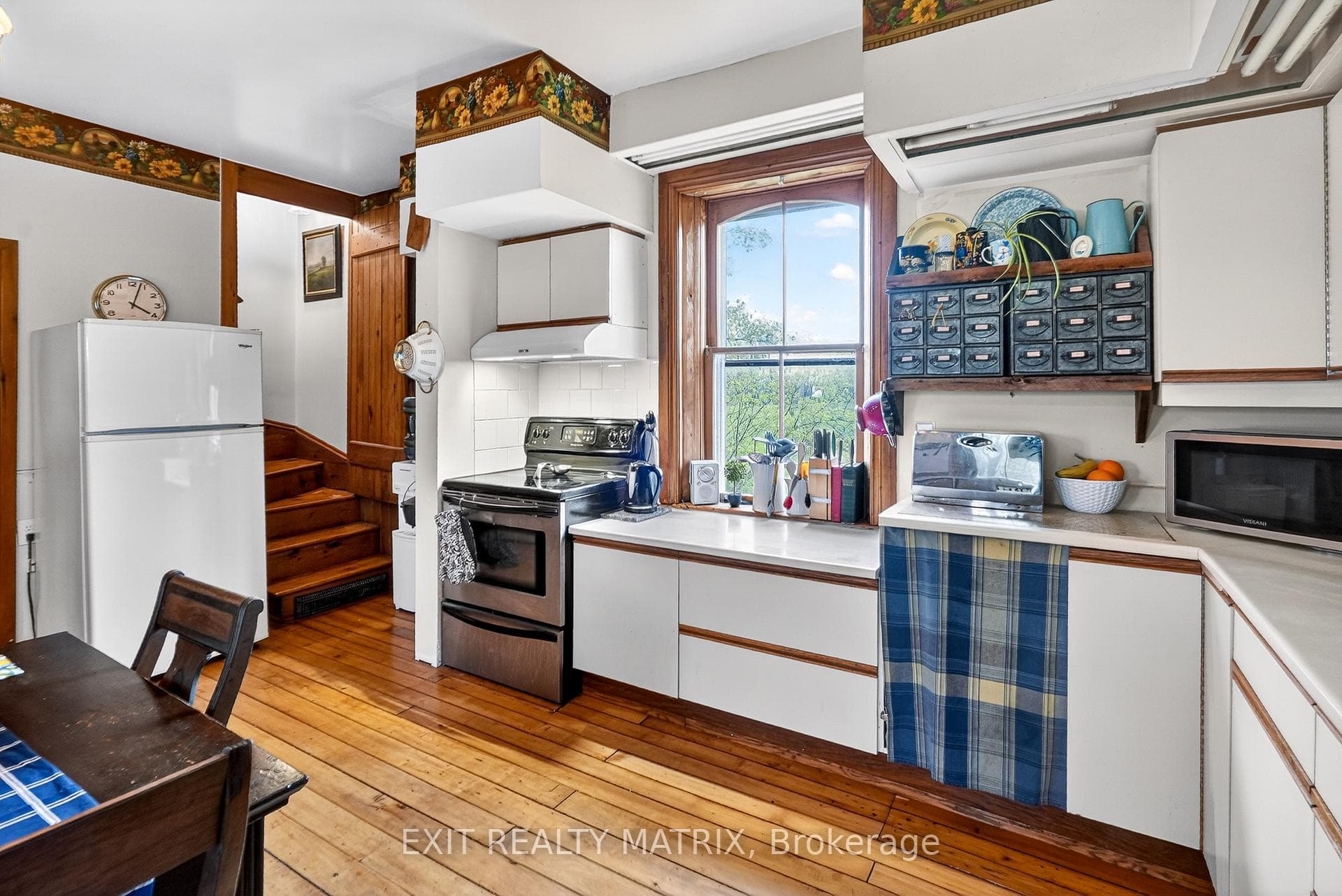 Large kitchen w/ pantry & 2nd staircase to 2nd flr