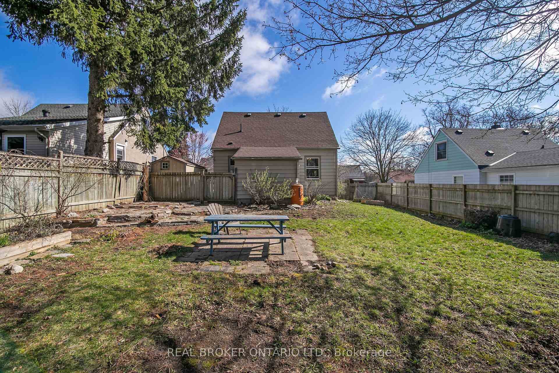 26 Memorial Crescent photo 19