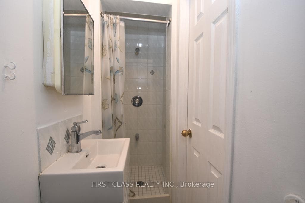 1050 Woodbine Avenue Unit 2 photo 9
