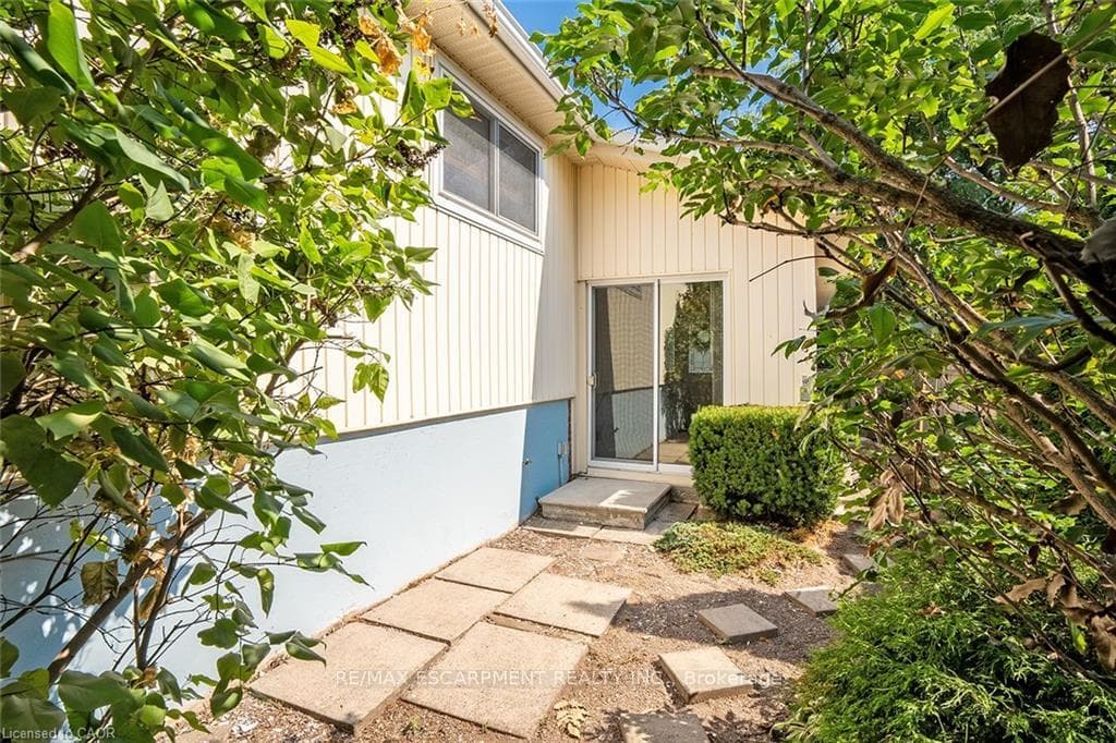 652 Ardleigh Crescent photo 32