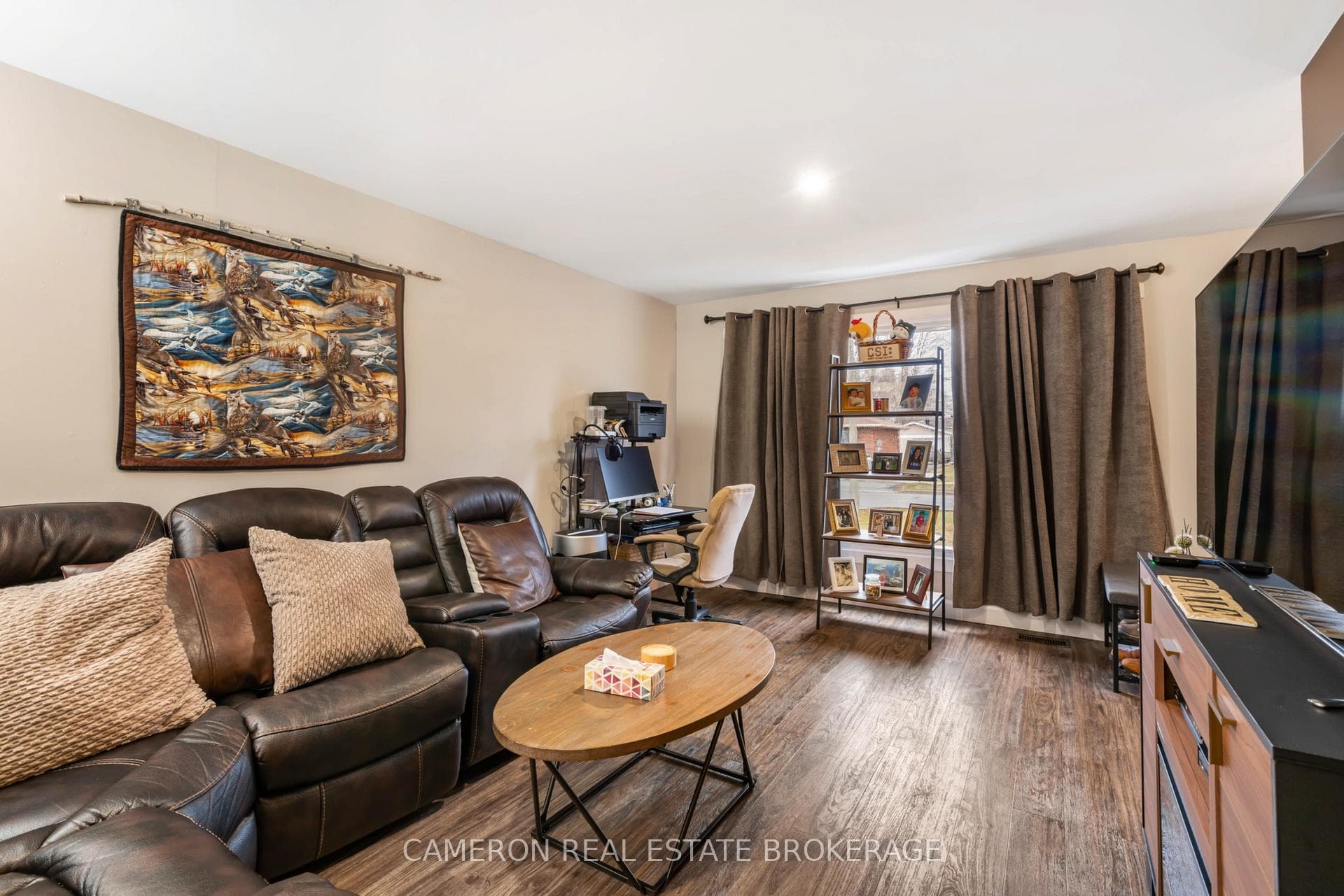 Additional view of the livingroom