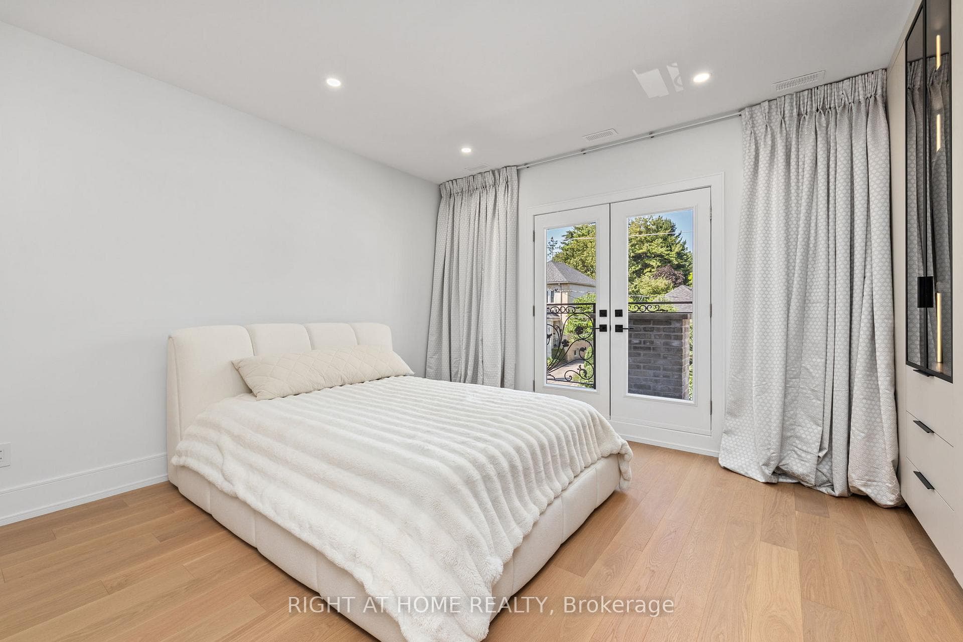33 Thorndale Avenue photo 33
