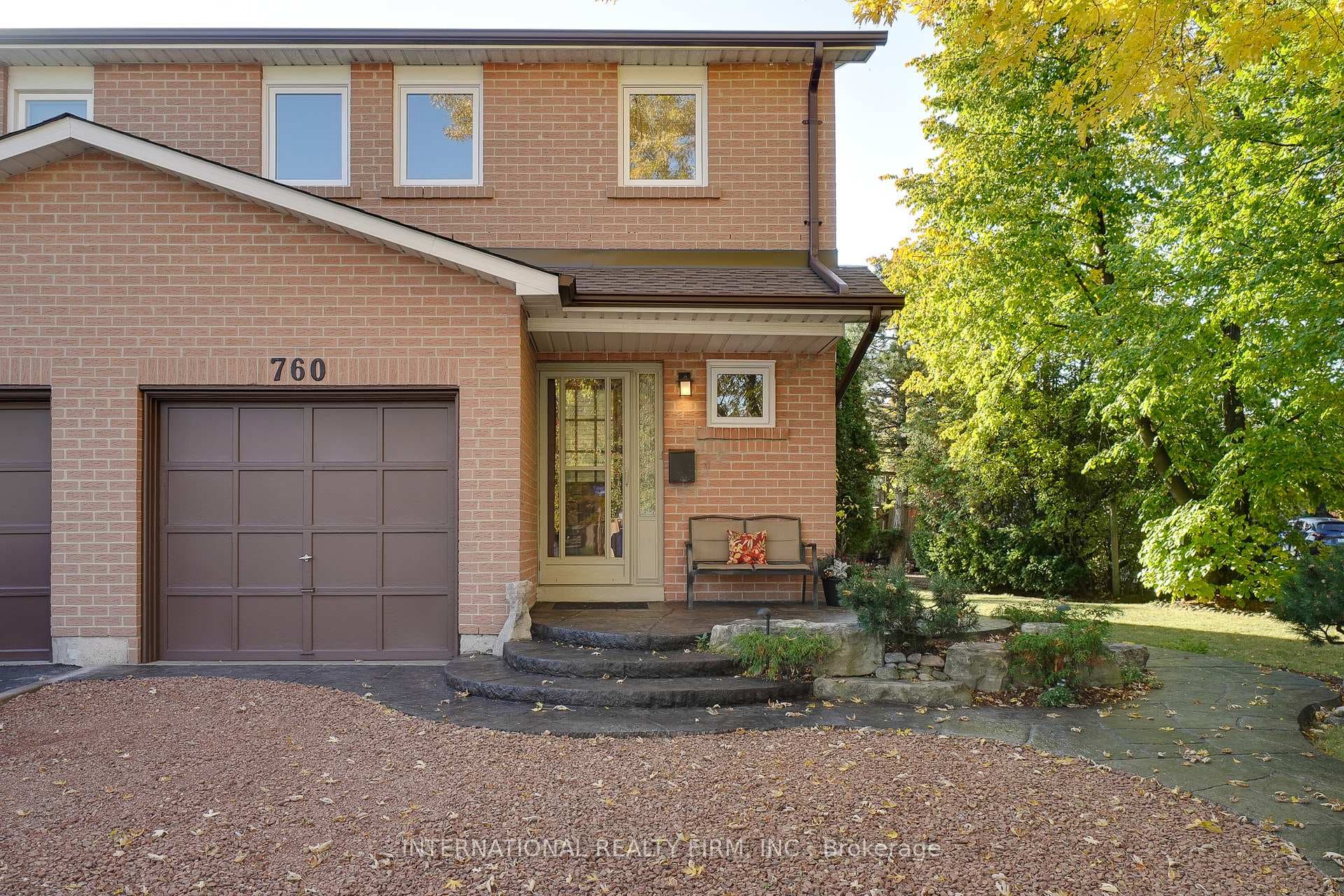 760 Galloway Crescent photo 1