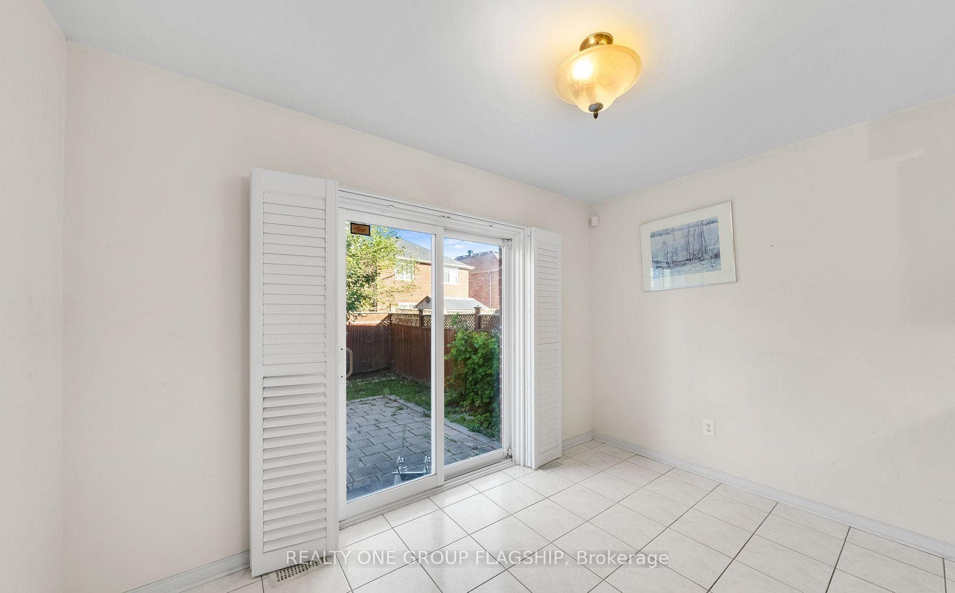 909 Oaktree Crescent photo 12