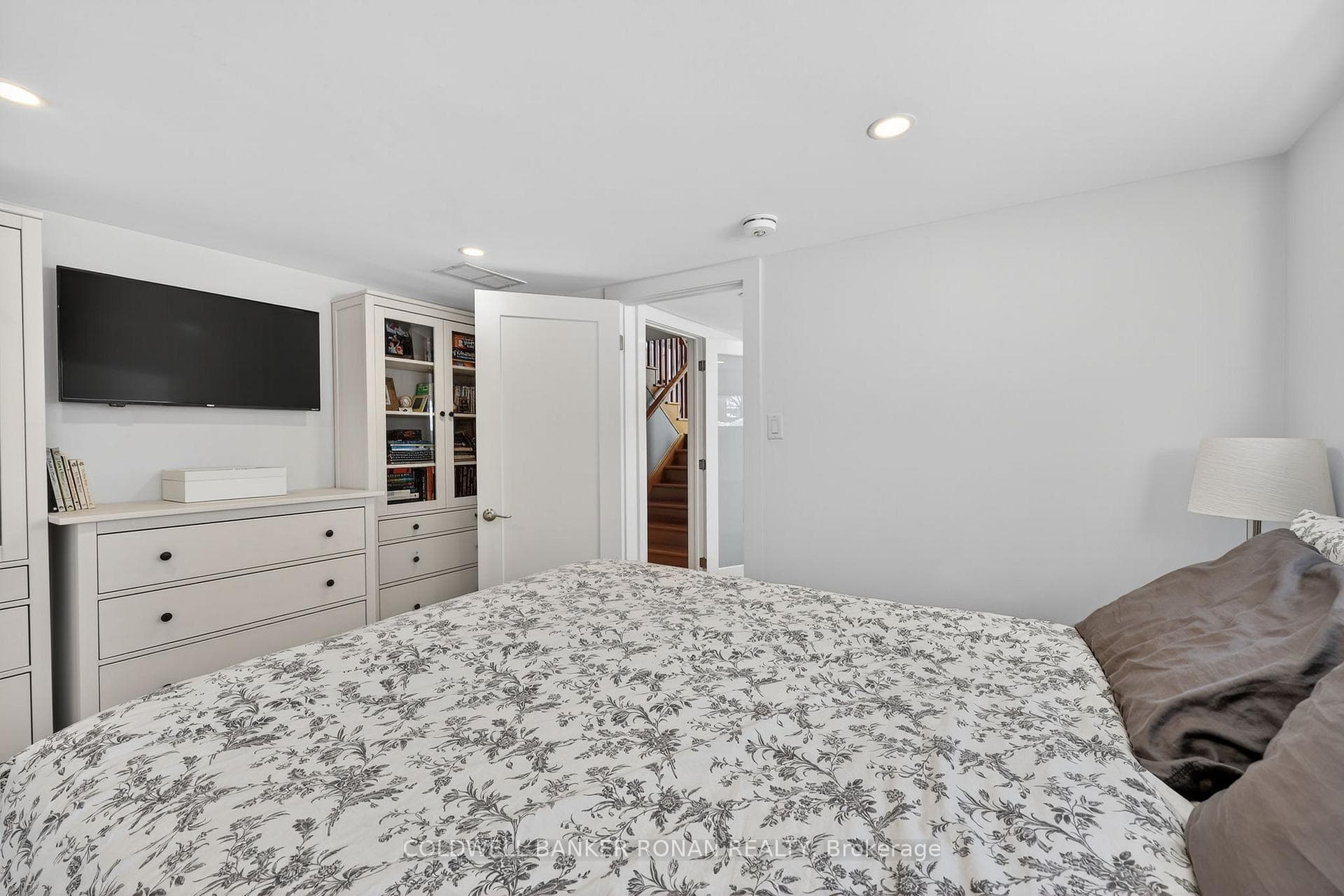 96 Boyne Crescent photo 29