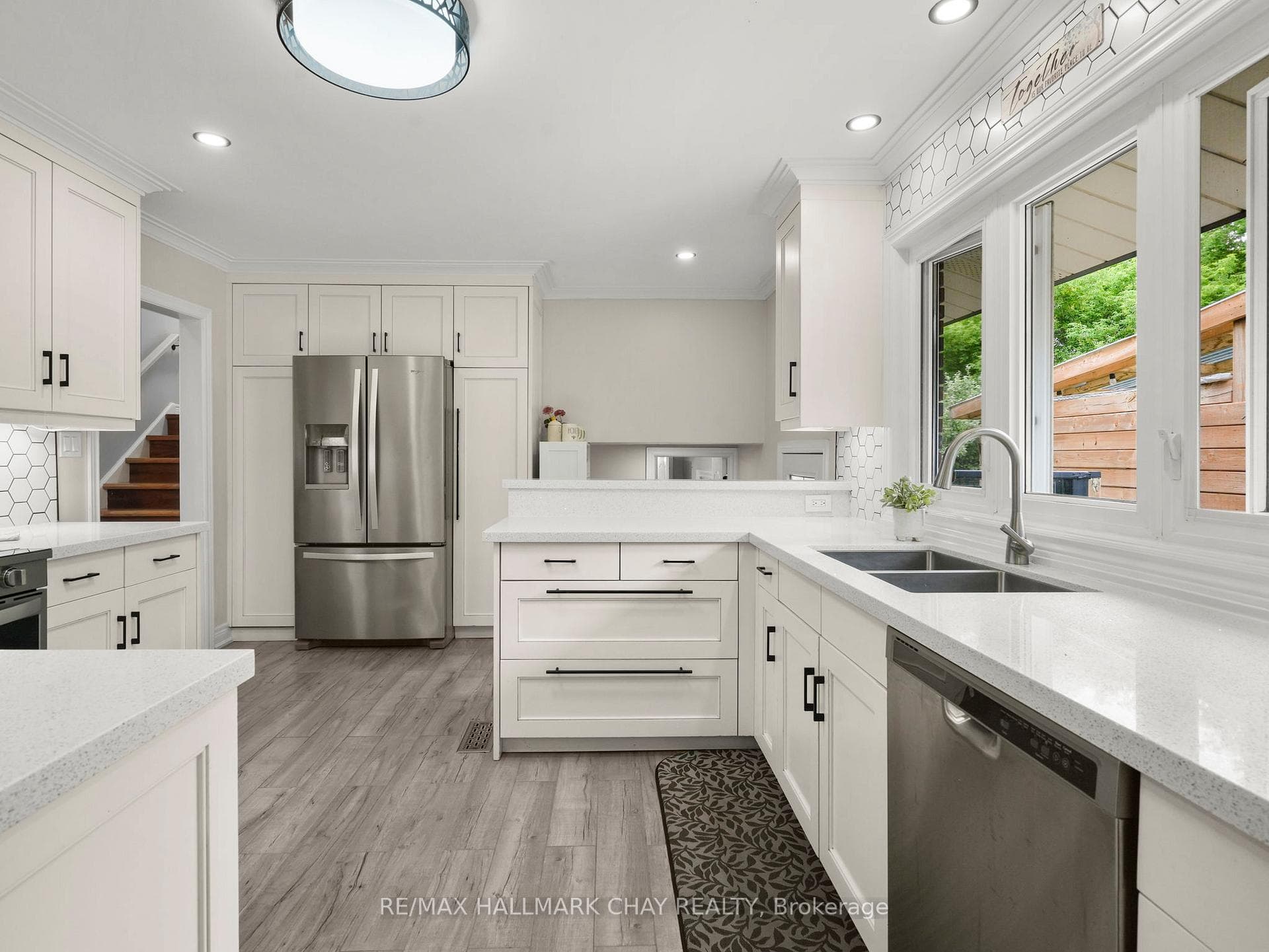 636 Victoria Street photo 16