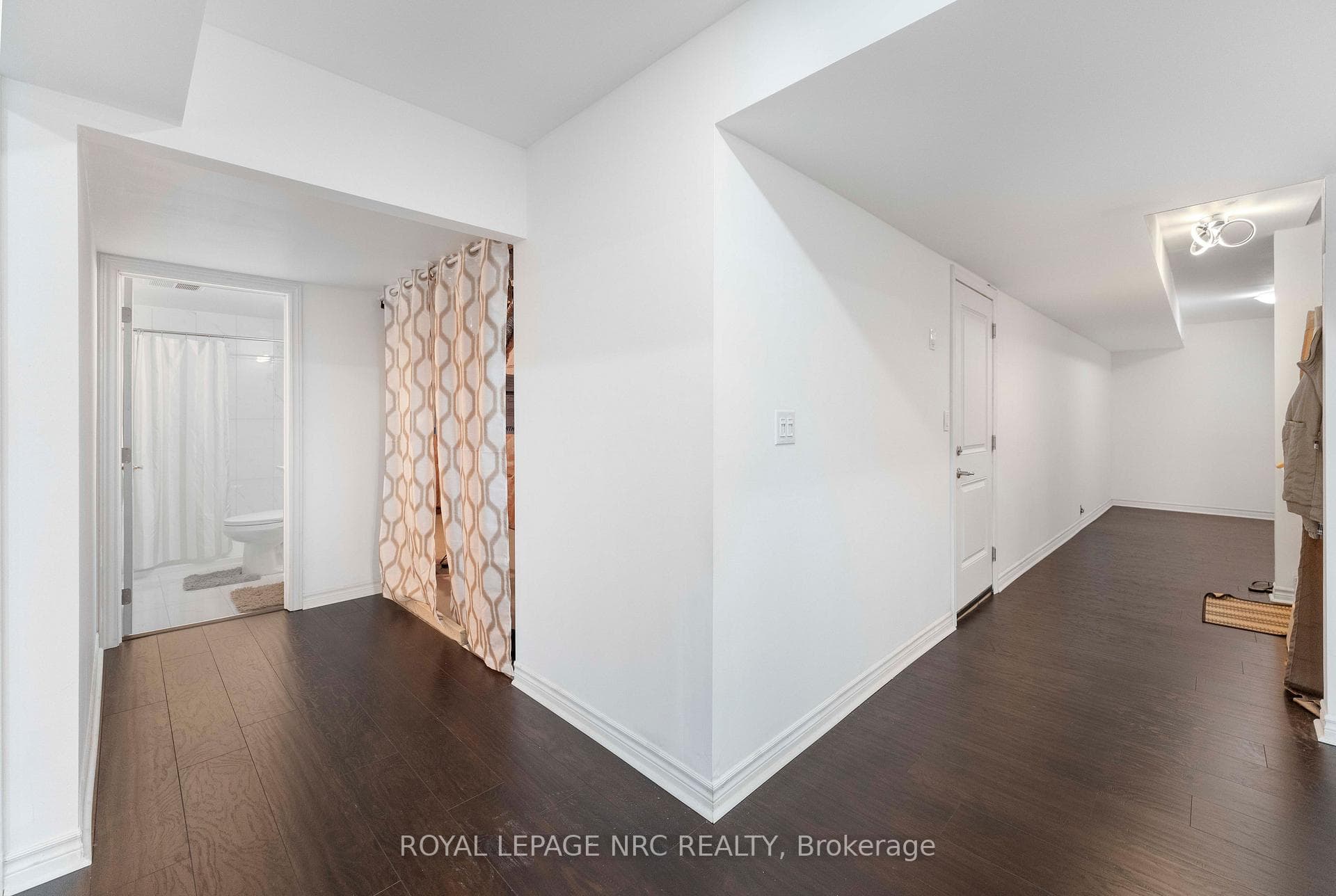 12 Swan Avenue photo 42