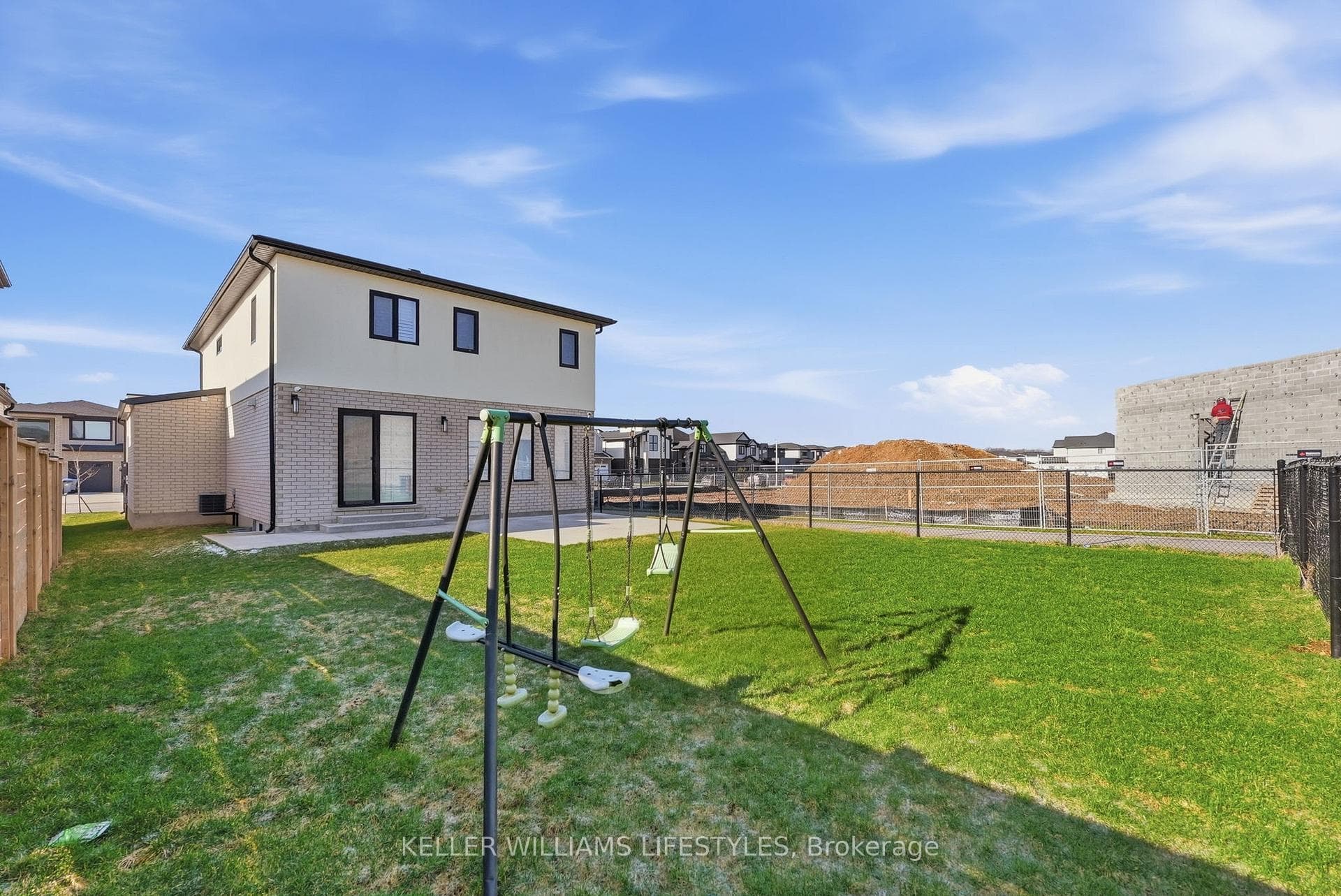 140 CRESTVIEW Drive photo 32