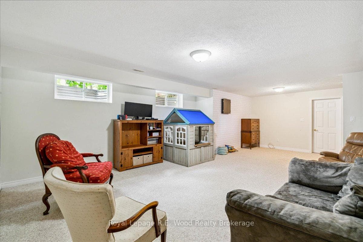 43 WOODLAND Crescent photo 21