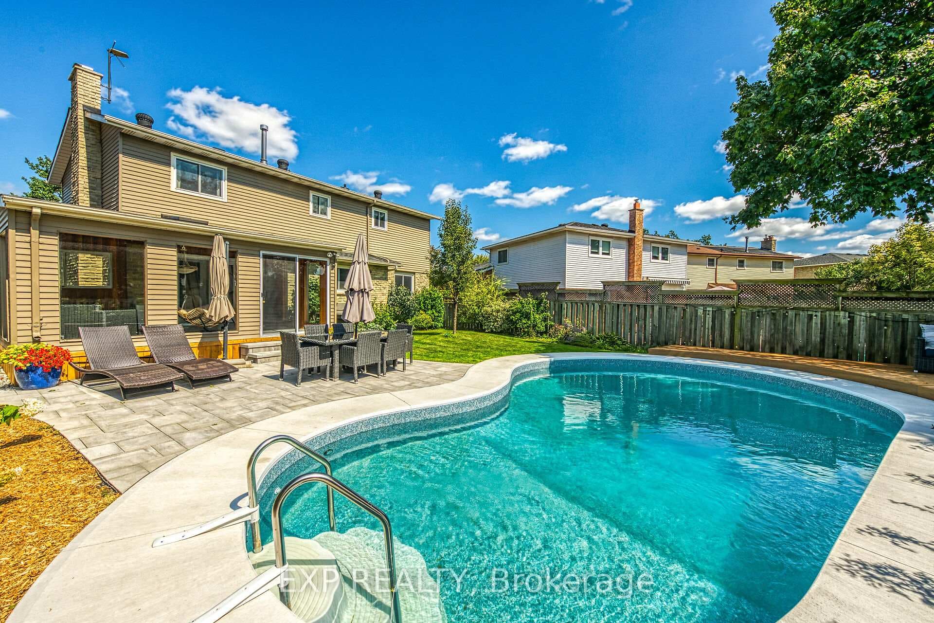 OVERSIZED B/Y W/ LARGE POOL
