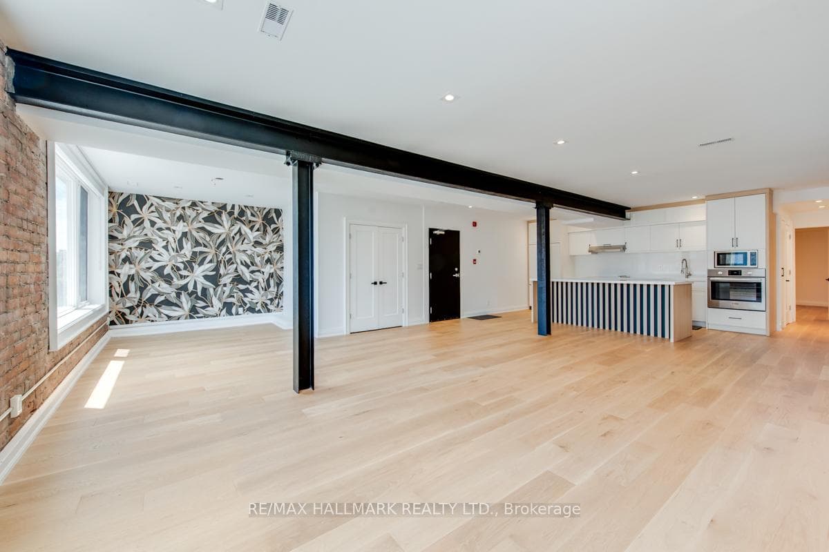 628 Danforth Avenue Unit 203 photo 2
