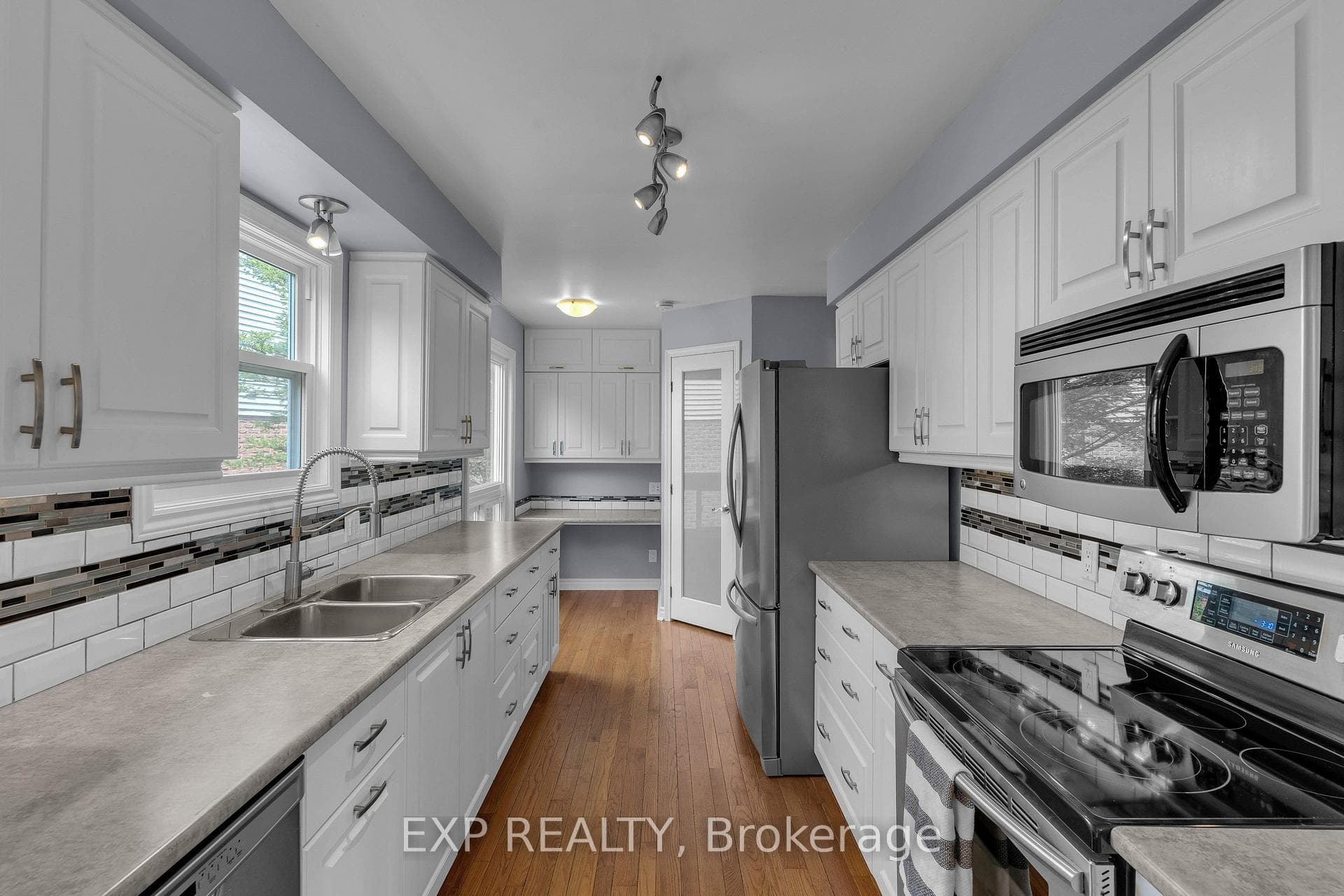 872 Muirfield Crescent photo 11
