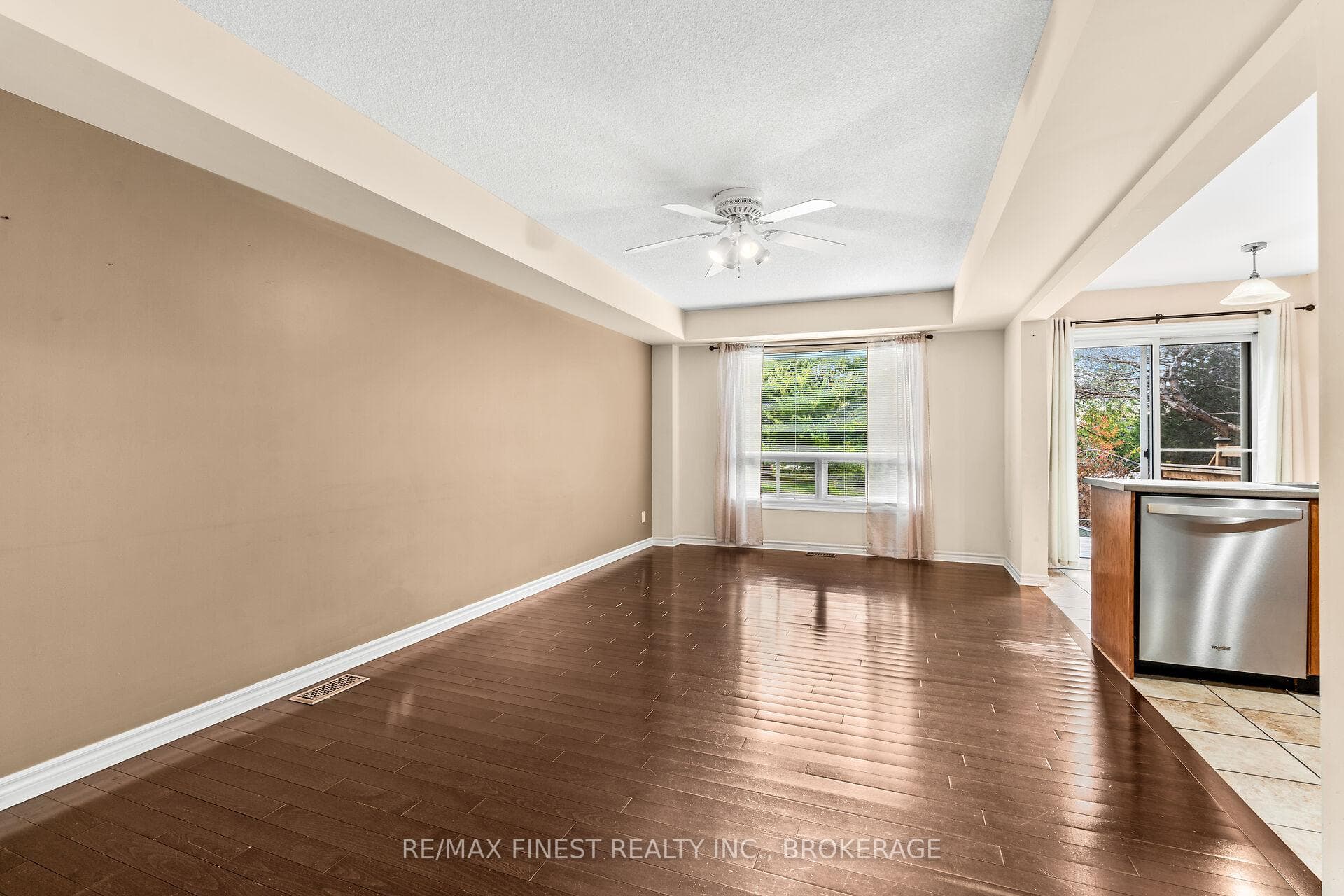 698 MacLean Court photo 7