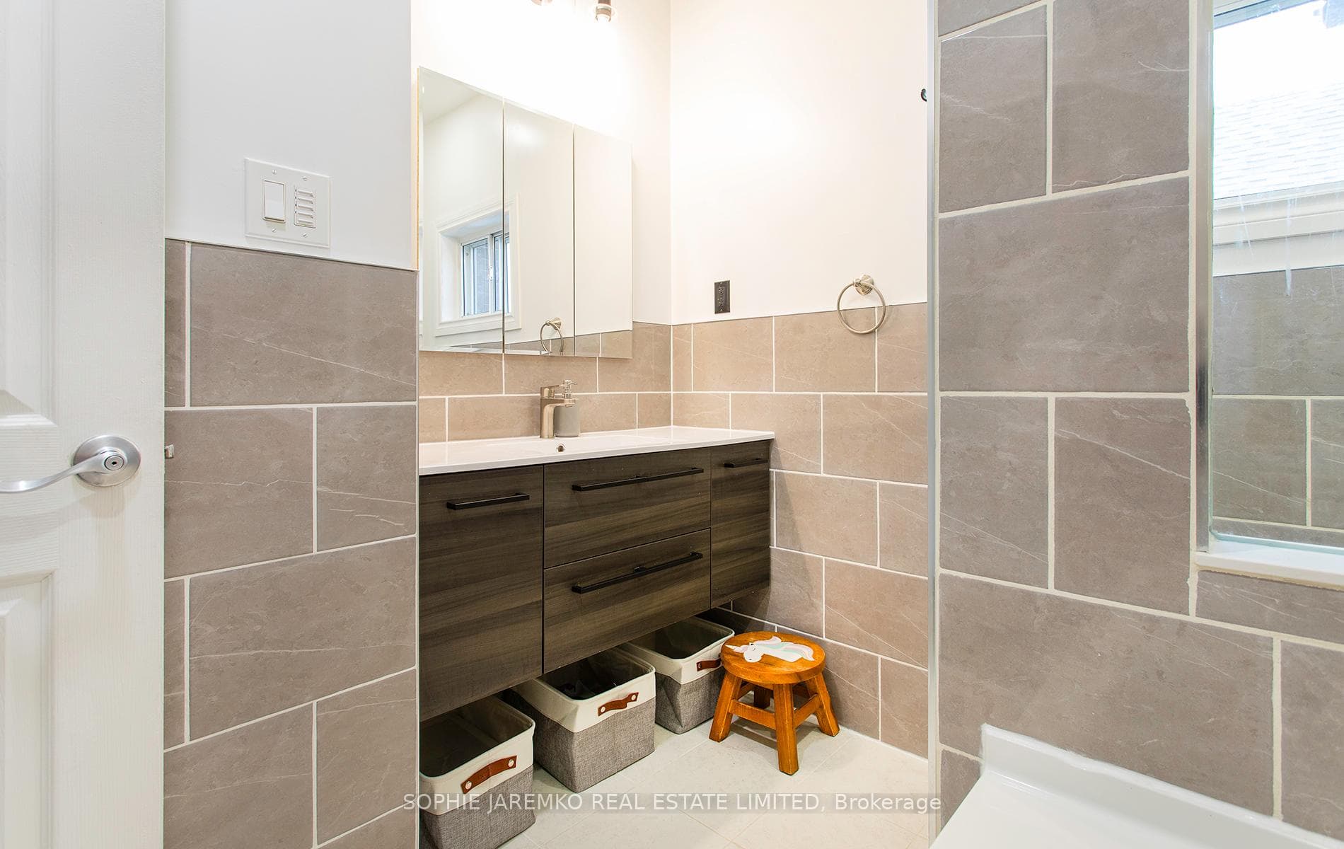 2nd floor bathroom.
