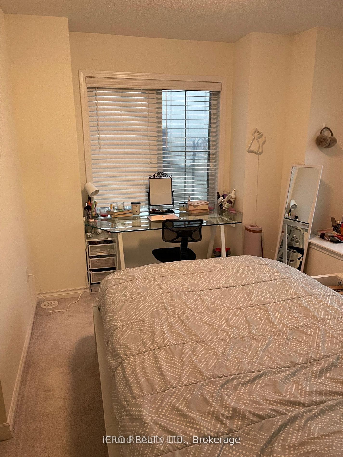 998 Alder Gate photo 18