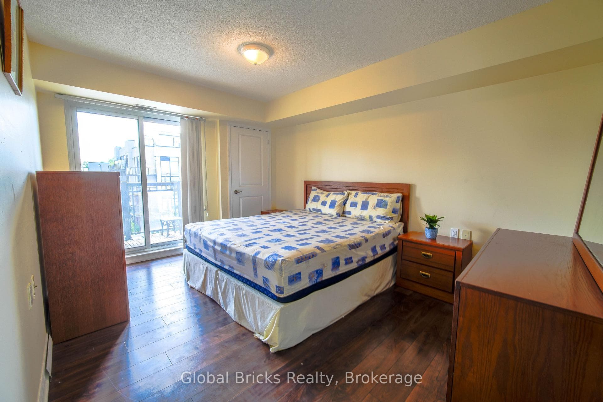 872 Sheppard Avenue photo 7