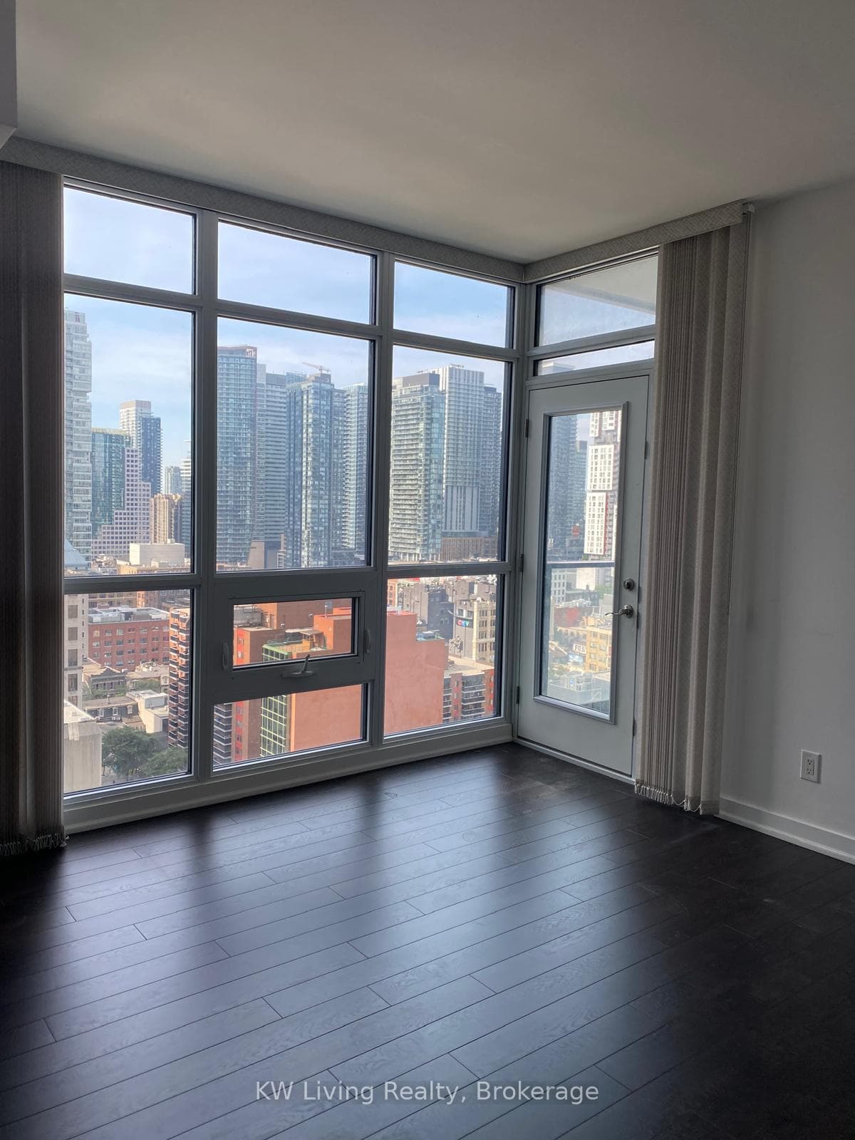 210 Simcoe Street Unit 2009 photo 3