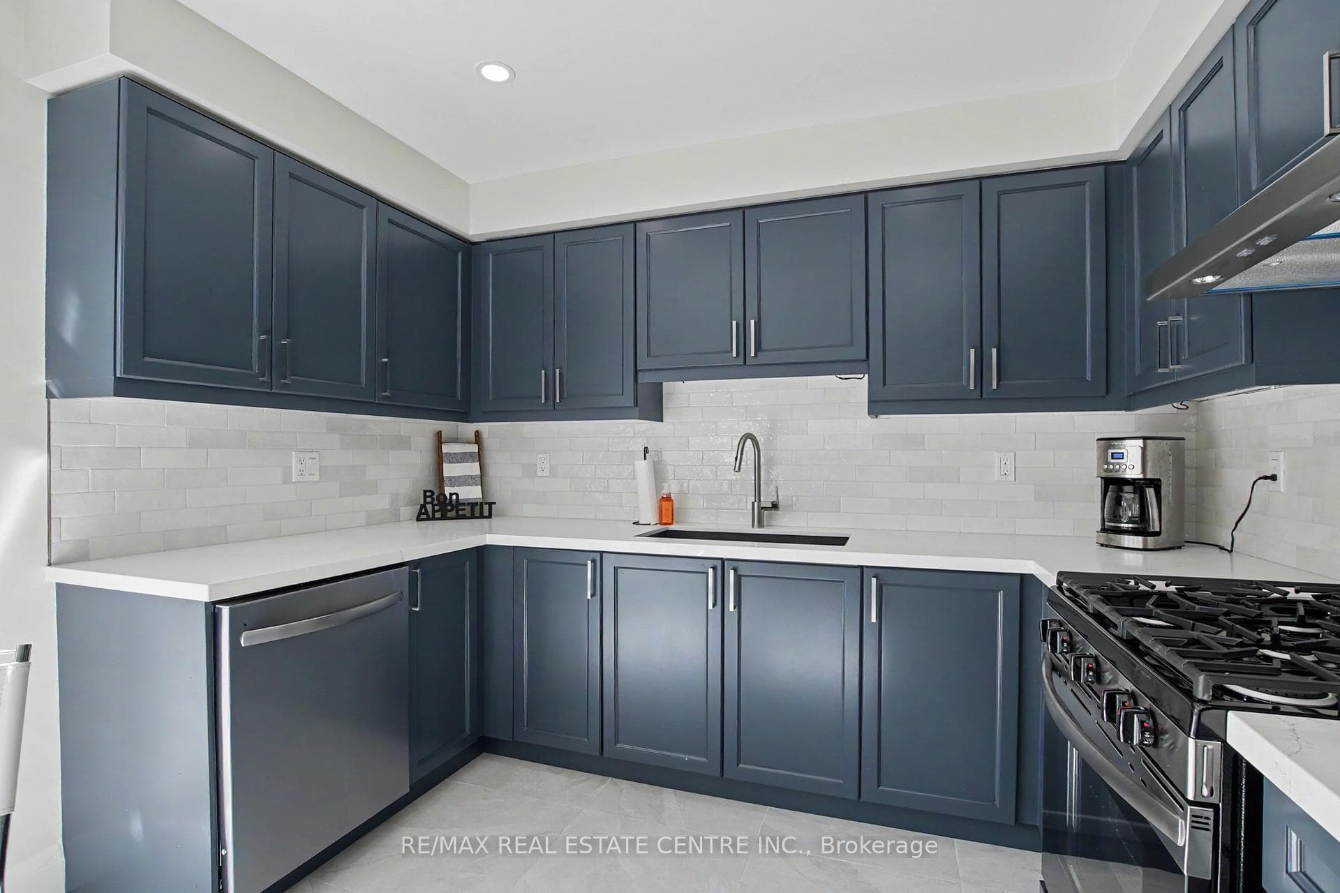 940 Clark Boulevard photo 15