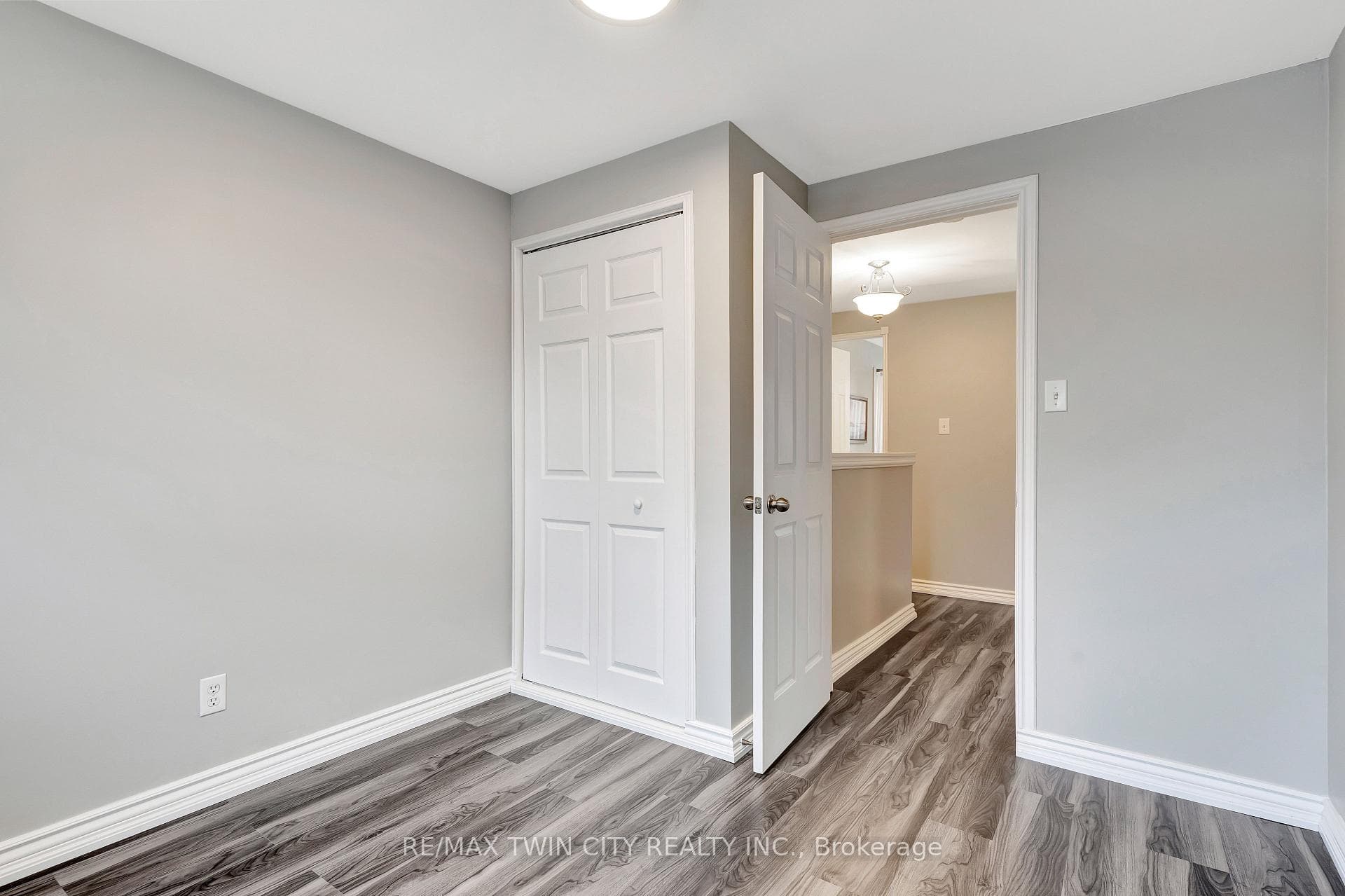 458 Pinetree Crescent photo 21