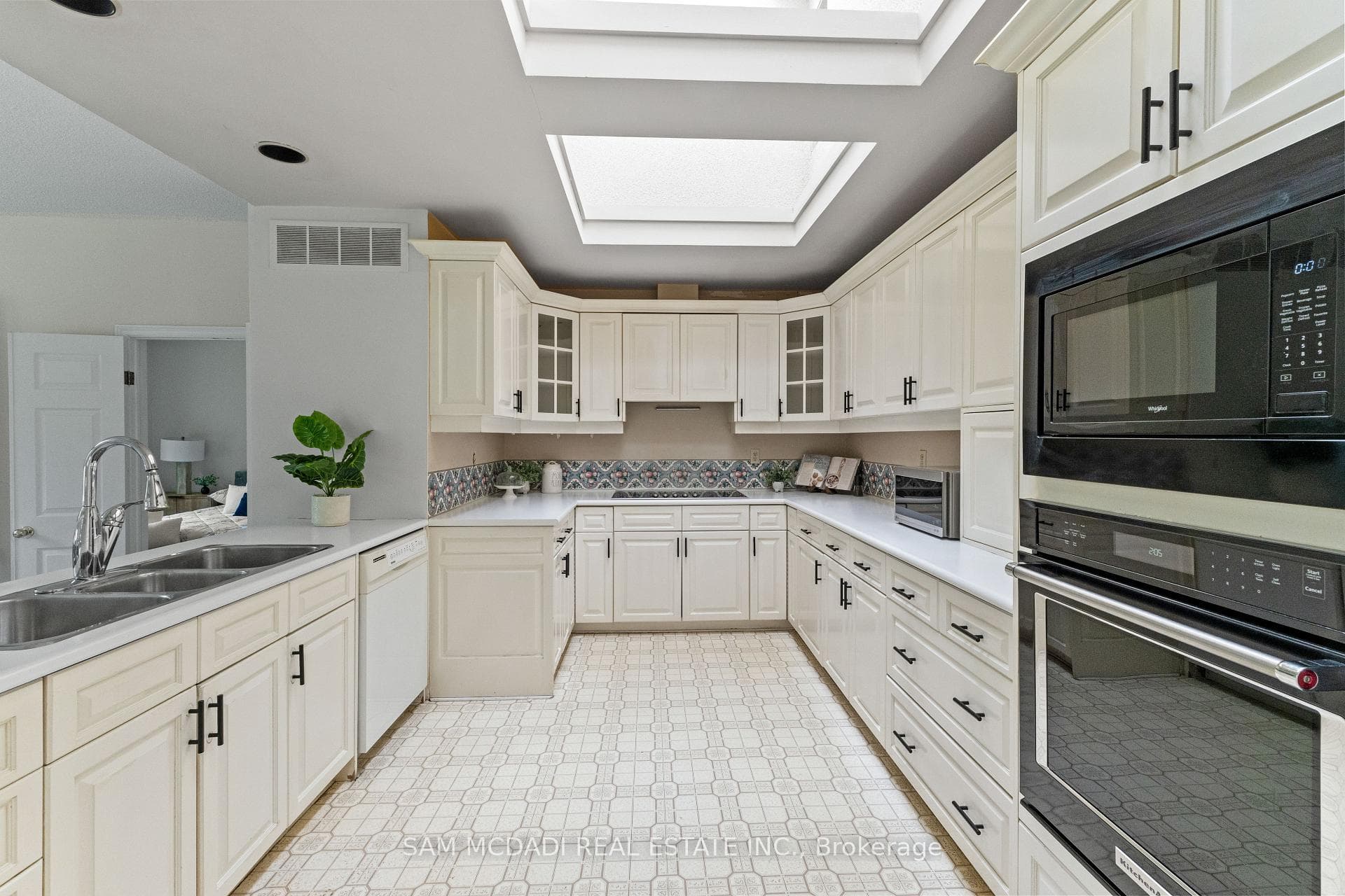521 Vanessa Crescent photo 14