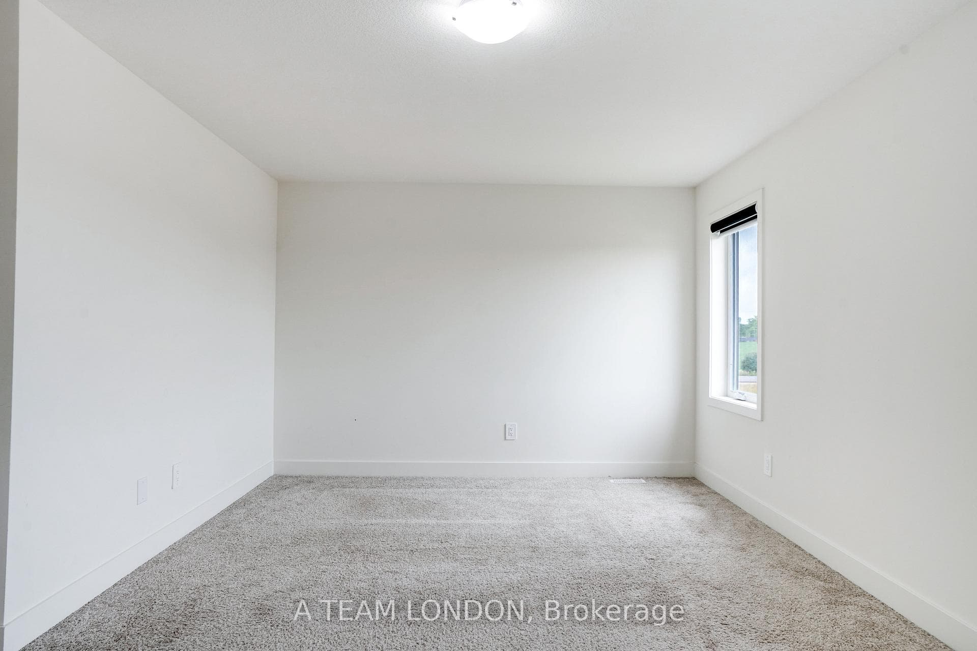 1612 Capri Crescent photo 22