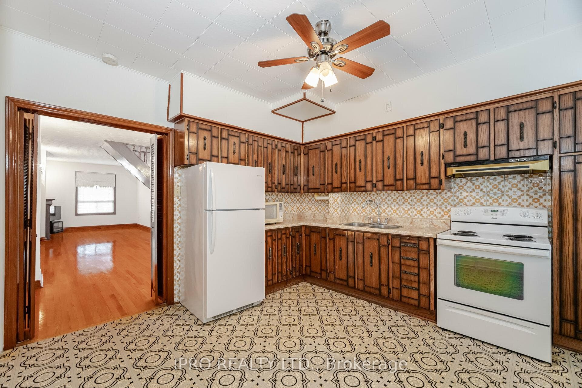 136 Marchmount Road photo 14