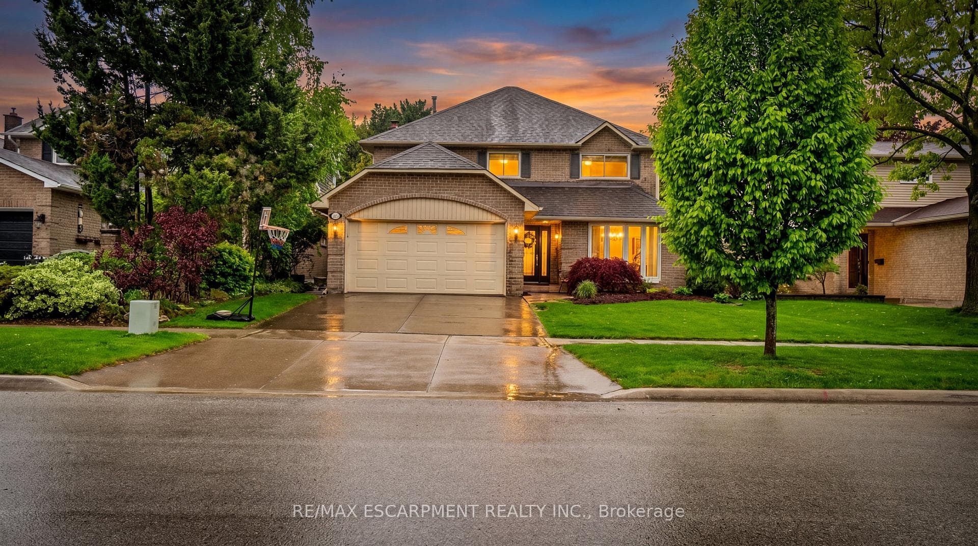 2393 Arnold Crescent photo 1