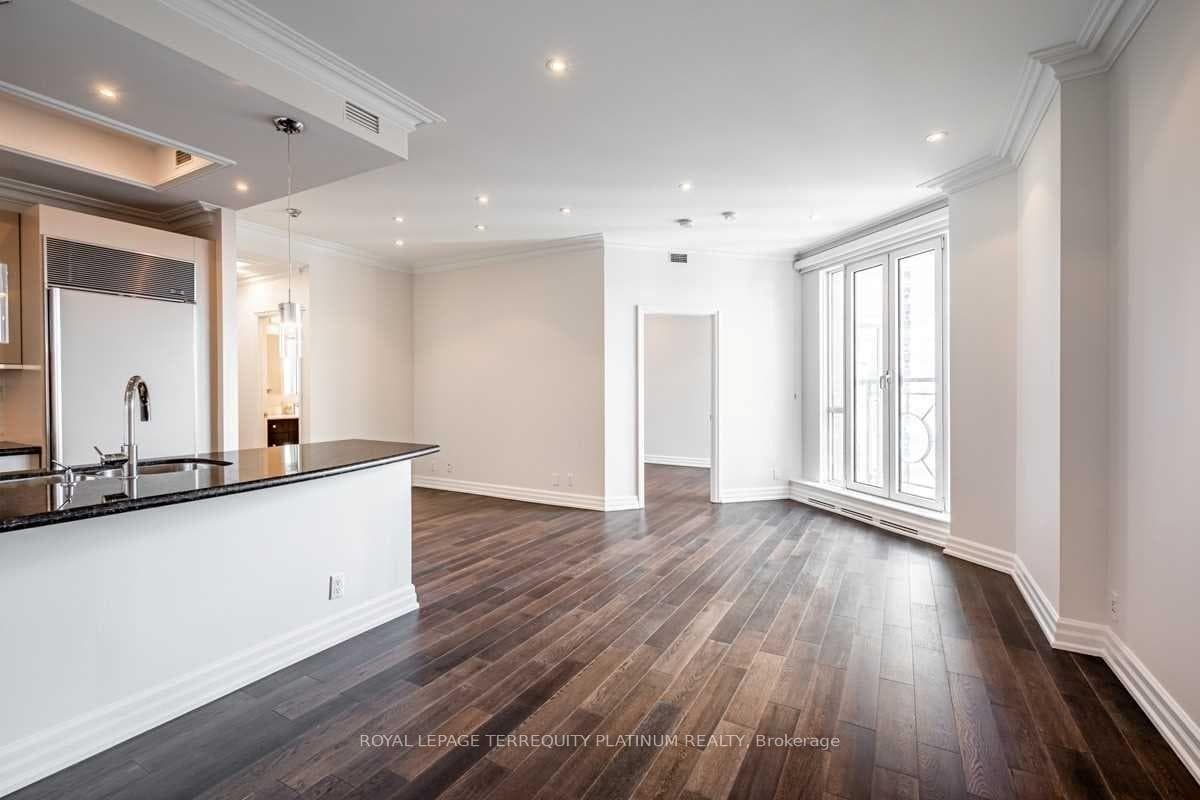38 Avenue Road Unit 902 photo 9