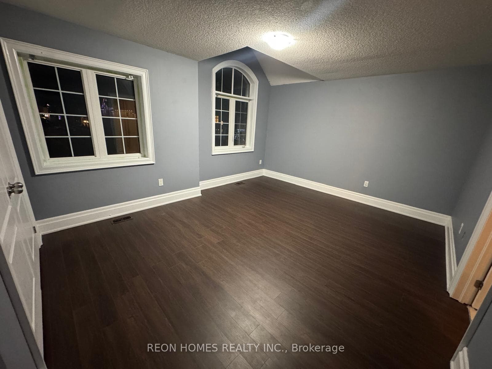 98 Decarolis Crescent photo 5