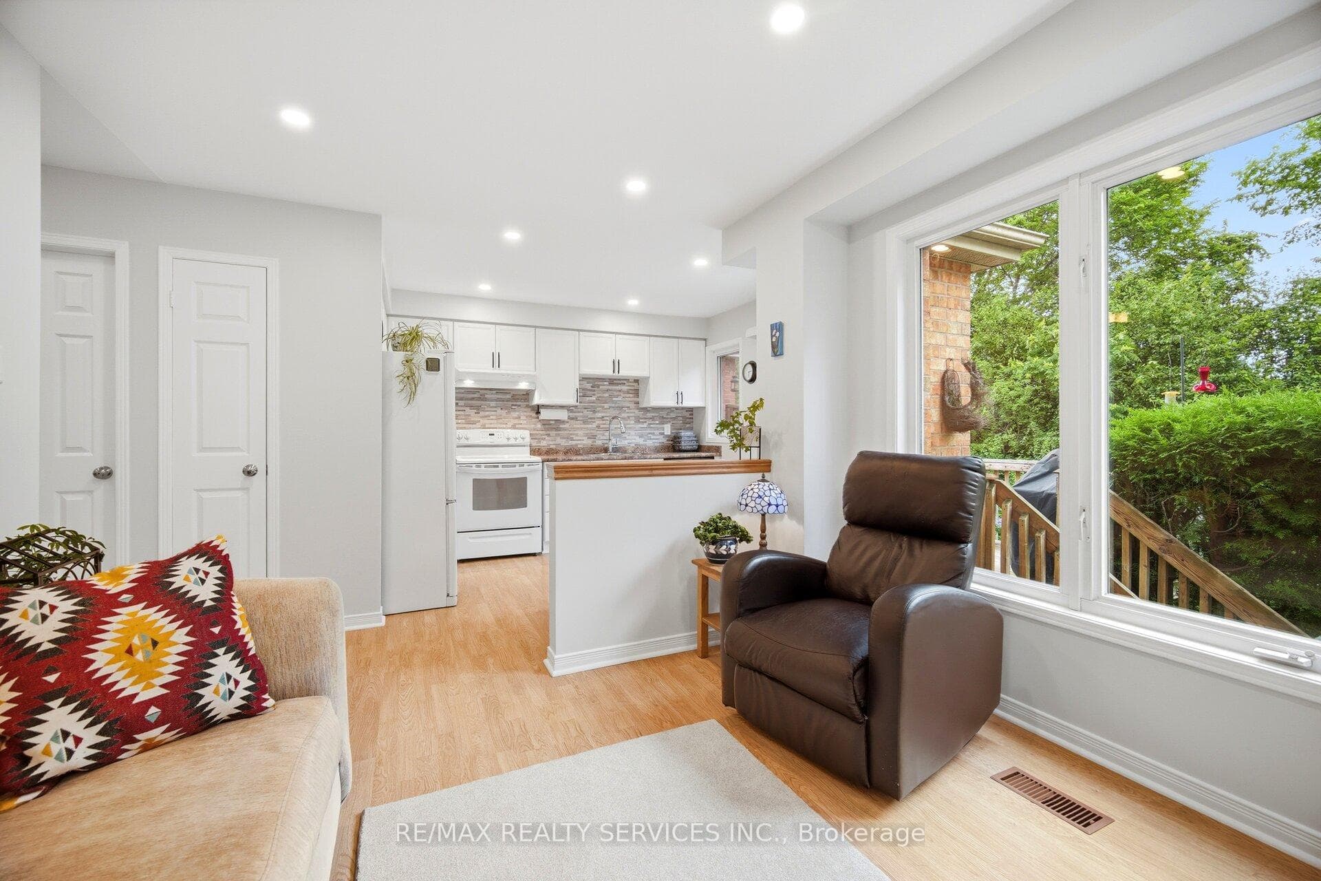 38 Furrows End photo 19