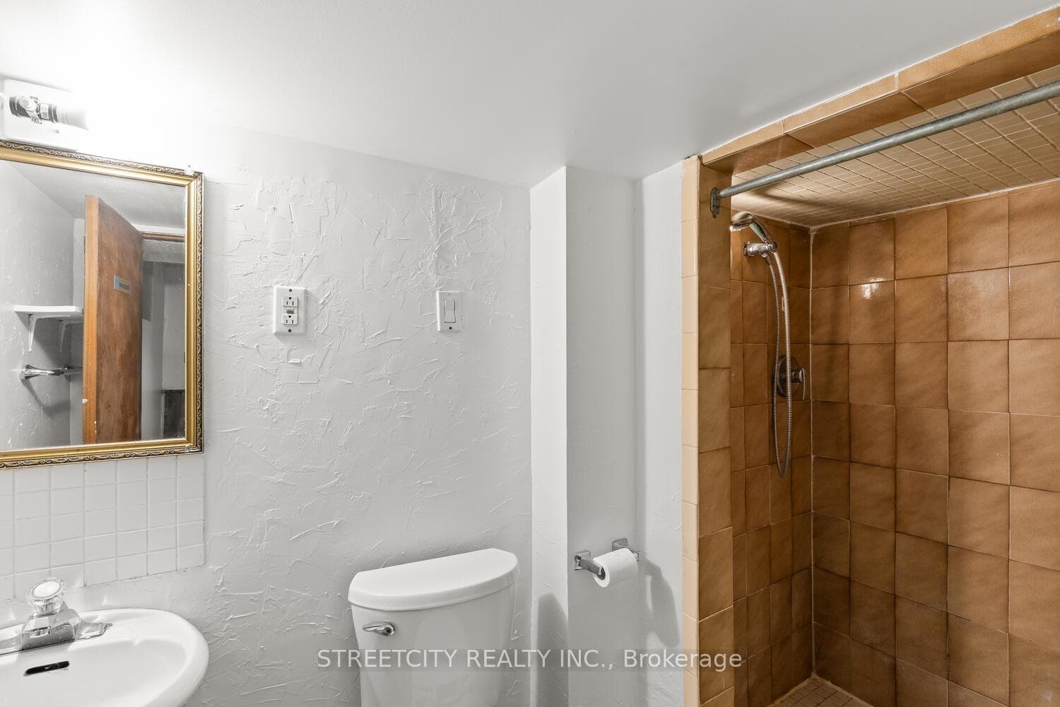 1235 King Street photo 38