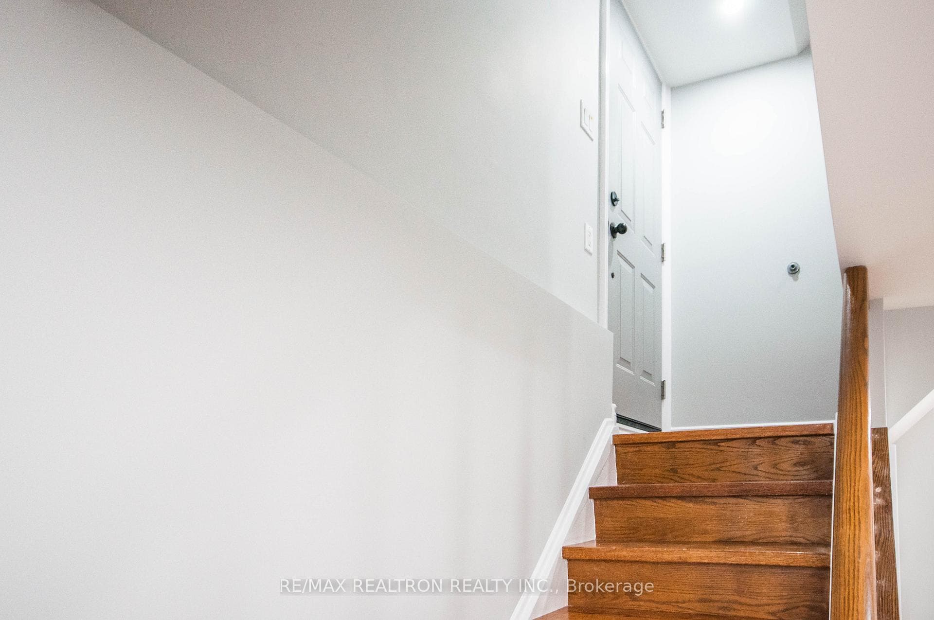 87 Garham Crescent photo 3