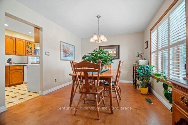 898 McPherson Crescent photo 7