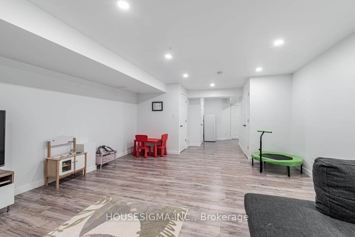 555 Tugwell Place photo 28