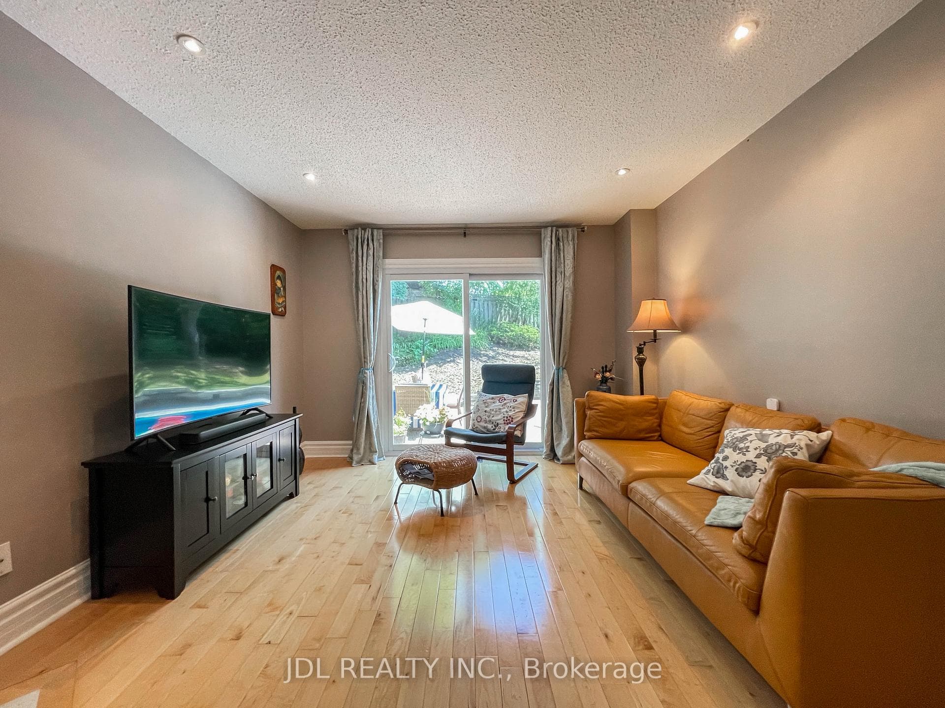126 Weir Crescent photo 19