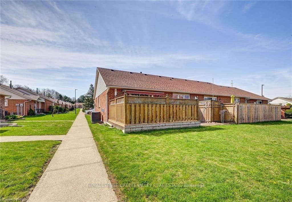 122 BUNTING Road Unit 53 photo 38