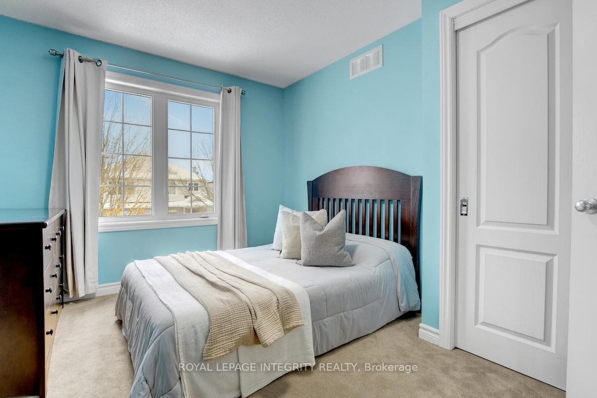 376 Horseshoe Crescent photo 31